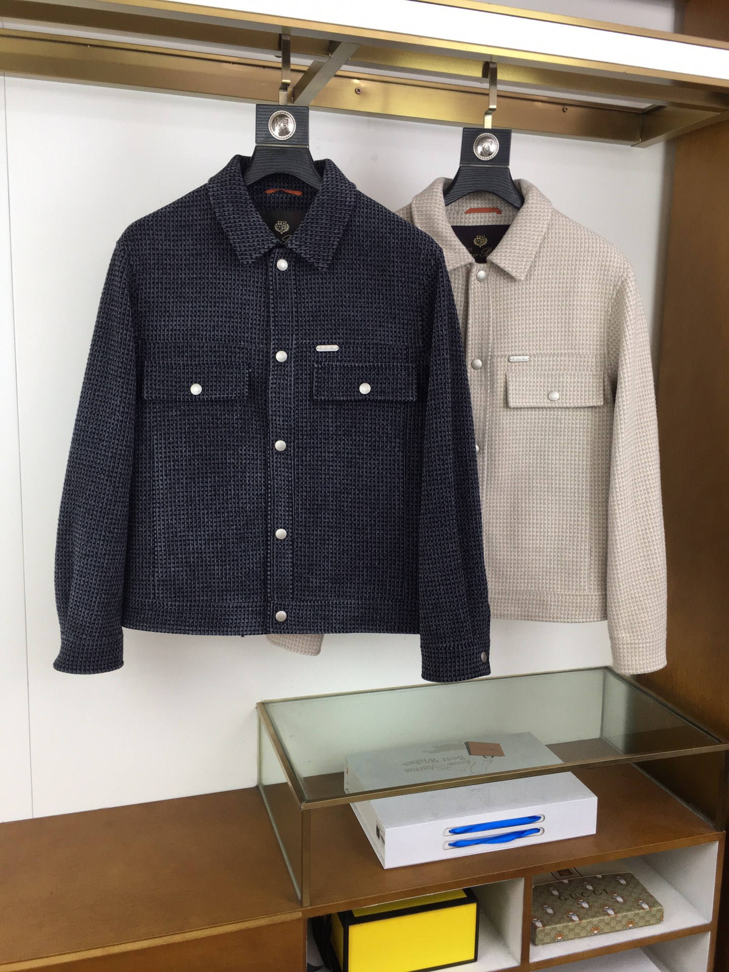 NO:517989,New jacket [LP] High-version 2025 early autumn new men's business casual woolen jacket, fabrics and accessories are all supplied by customers, made of fixed weaving and dyeing, the touch is extremely soft and delicate, the details are exquisite and exquisite, and the auxiliary materials are all supplied by customers, the placket zipper shape is also a classic inheritance, geometric aesthetic pocket design, fine workmanship is demonstrated everywhere, the lining is made of quilting, the edge wrapping and threading are neat and perfect, and the unique limited main marking demonstrates craftsmanship everywhere!  The cutting technology is excellent, conforms to the rigorous ergonomic design, the upper body is capable and stylish, the classic lapel design, the style is both solemn and harmonious, and it is extremely practical. It is the first choice for urban elite men. It can be perfectly controlled in business commuting, official law, and leisure trendy occasions, both elegance and demeanor!  Color black Beige Size M-3XL, loro piana, jackets & coats,alexander wang19860909新品外套【LP】高版本 2025早秋新款男士商务休闲毛呢外套,面料与辅料皆为客供,定织定染而成,触感极为柔软细腻,细节精湛考究,辅料皆为客供,门襟拉链造型亦属于经典传承,几何美学口袋设计,做工精细处处彰显大师级工艺,内衬运用绗缝工艺打造,包边及走线工整完美,独特的限定主标唛,处处皆彰显出匠心之作！裁剪技术精良,符合严谨的人体工程学设计,上身干练且型款十足,经典翻领设计,亦庄亦谐的风格,实穿性极强,都市精英男士首选,商务通勤、公务律政、出街休闲潮搭等场合皆可完美驾驭,优雅与风度兼备！ 颜色黑色 米色 尺码 M-3XL,,loro piana,jackets & coats,alexander wang,Men's clothing