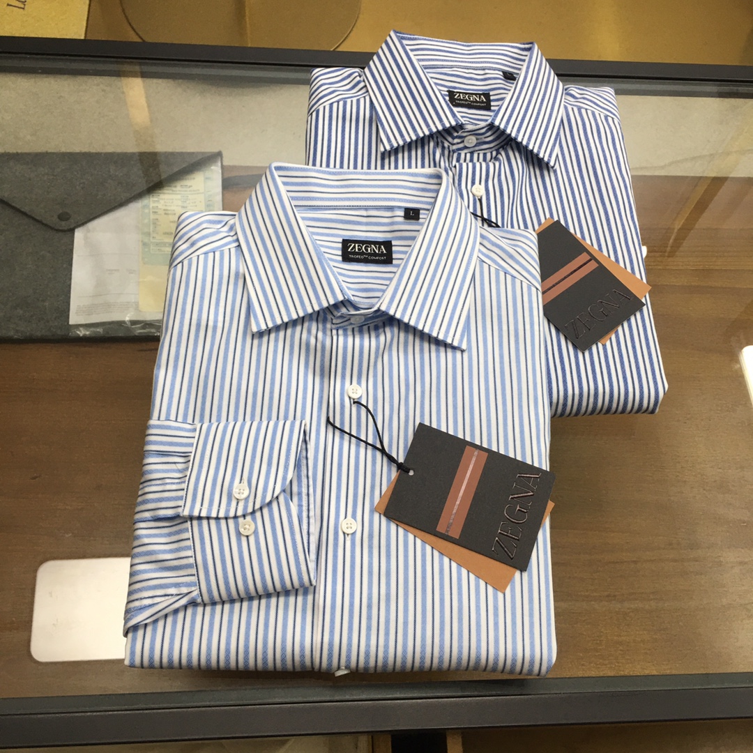 NO:517990,New product [EZ] 25 autumn and winter new ZZ vertical striped shirt, high-end men's business casual shirt. Hangzhou Yintai's order, the latest ZZ family's latest focus this year, high-end temperament style. Small labels on the hem are embellished, continuing the EZ family's exquisite tailoring craftsmanship, and a versatile artifact that is essential for the wardrobe!  The vertical stripes of the body are elegant, natural, and highly recognizable. The urban style, casual style and business style can be perfectly controlled, high-end, elegant and classy, ​​and the highlights are also quite good. It can easily have a concave and convex shape and fashionable feeling. Whether it is inner or outer wear, this style always gives people the right feeling, and the daily outfit is excellent in style!  !  The thin and sterile pure cotton has been treated with liquid ammonia, and the texture is tough and smooth, and the overall drooping feel is done in one go. The upper body is well erect and the lightness is just right. The details are perfect, and the daily matching is really high-end!  Size M-3XL Color dark blue light blue size M bust 110 Shoulder width 44 Sleeve length 63 Sleeve length 75 L size Bust 114 Shoulder width 45 Sleeve length 54 Sleeve length 76 XL size Bust 118 Shoulder width 46 Sleeve length 55 Sleeve length 77 2XL size Bust 122 Shoulder width 47 Sleeve length 56 Sleeve length 78 3XL size Bust 126 Shoulder width 48 Sleeve length 57 Sleeve length 79 Size recommended size M size within 130 catties, L size 130-145 catties, XL size 145-160 kg, XL size 160-175 catties, 2XL size 175-185 catties, 3XL size, Shirts, alexander wang19860909新品【EZ】 25秋冬新款ZZ竖条纹衬衫,高端男士商务休闲衬衣.杭城银泰的订单,ZZ家族本年度最新的主打,高级气质风范.下摆小标签字母标识点缀,延续EZ家族精致的剪裁工艺,衣橱必备的百搭神器！ 衣身竖条纹构造,大气,自然,辨识度高.都市风,休闲风,商务风,皆可完美驾驭,高端大气有档次,并且看点也是相当十足,可以轻松的凹凸造型感跟时尚感.无论是内搭还是外穿,此款给人的感觉总是恰到好处,日常穿搭,风格绝佳！！ 轻薄无菌纯棉经过液氨处理,质感硬朗光滑,整体的垂感,一气呵成,上身的挺廓性很好,轻薄程度也是恰到好处.细节打造堪称完美,日常搭配真的非常高级！尺码M-3XL 颜色深蓝 浅蓝 M码 胸围110 肩宽44 袖长63 衣长75 L码 胸围114 肩宽45 袖长54 衣长76 XL码胸围118 肩宽46 袖长55 衣长77 2XL码 胸围122 肩宽47 袖长56 衣长78 3XL码 胸围126 肩宽48 袖长57 衣长79 尺码推荐 130斤以内穿M码,130-145斤穿L码,145-160斤穿XL码,160-175斤穿2XL码,175-185斤穿3XL,,shirts,alexander wang,Men's clothing