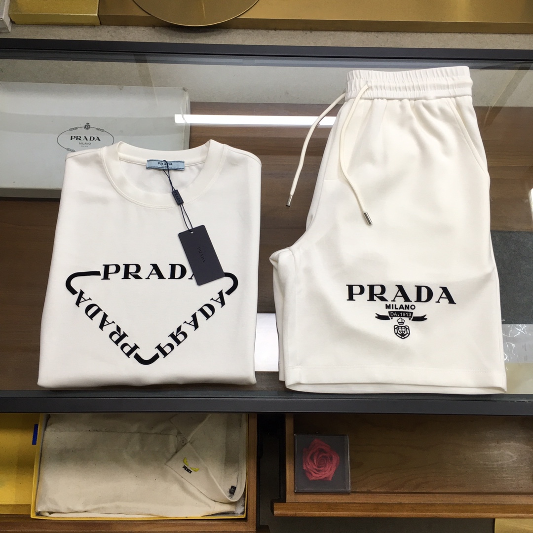 NO:501143,New product set/set [Prad] [New product set 2025SS men's short-sleeved/shorts casual set Simple and fashionable style comes from the brand's new beauty works. There are few products in the trade channel!   2025SS Decorative logo design Men's round neck short-sleeved T-shirt Regular straight-cut design, with a unique style, and is born extraordinary. The counter is evergreen! Simple and not simple.. It feels soft and has a high comfort when wearing it. The chest is decorated with a classic logo, creating a harmonious luxury and fashionable atmosphere, reinterpreting the basic items and giving them a new meaning, and exquisite details reveal the brand's luxury atmosphere.. Size M/L/XL/2XL/3XL Top M Shoulder width 44 Bust 104 Long 68 Sleeve length 22 Trousers M Waist 78 Hip 106 Crotch 28 Trousers 50,,prada, shorts,T-shirt,tees,t-shirt,alexander wang19860909新品套装/套【Prad】【新品套装 2025SS男士短袖/短裤 休闲套装 简约时尚格调来自品牌新秀丽作. 贸易渠道货品,为数稀少！  2025SS 饰装饰标识设计 男士圆领短袖T恤 常规直裁设计,兼具个性时尚范儿,与生俱来的不平凡.柜台常青款!简约不简单.. 手感柔软,贴身穿着舒适度极高. 胸前装饰时尚经典的Logo标识,营造和谐的奢华时尚气息,重释了基础单品并赋予其崭新含义的态度与考量,精致细节流露品牌高奢气息.. 尺码M/L/XL/2XL/3XL 上衣M肩宽44胸围104衣长68袖长22 裤装M腰围78臀围106裤裆28裤长50,,prada,shorts,T-shirt,tees，t-shirt,alexander wang,Men's clothing