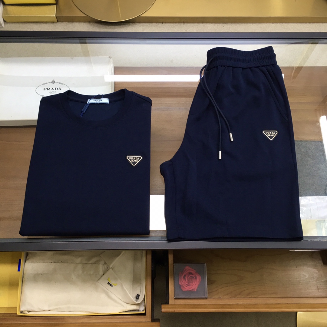 NO:519975,New product set/set [Prad] [New product set 2025SS men's short-sleeved/shorts casual set Simple and fashionable style comes from the brand's new beauty works. There are few products in the trade channel!   2025SS Decorative logo design Men's round neck short-sleeved T-shirt Regular straight-cut design, with a unique style, and is born extraordinary. The counter is evergreen! Simple and not simple.. It feels soft and has a very comfortable fit. The chest is decorated with a classic logo, creating a harmonious luxury and fashionable atmosphere, reinterpreting the basic items and giving them a new meaning, and exquisite details reveal the brand's luxury atmosphere.. Size M/L/XL/2XL/3XL Top M Shoulder width 44 Bust 104 Long 68 Sleeve length 22 Trousers M Waist 78 Hip 106 Crotch 28 Trousers 50,,prada, shorts,T-shirt,tees,t-shirt,alexander wang19860909新品套装/套【Prad】【新品套装 2025SS男士短袖/短裤 休闲套装 简约时尚格调来自品牌新秀丽作. 贸易渠道货品,为数稀少！  2025SS 饰装饰标识设计 男士圆领短袖T恤 常规直裁设计,兼具个性时尚范儿,与生俱来的不平凡.柜台常青款!简约不简单.. 手感柔软,贴身穿着舒适度极高. 胸前装饰时尚经典的Logo标识,营造和谐的奢华时尚气息,重释了基础单品并赋予其崭新含义的态度与考量,精致细节流露品牌高奢气息.. 尺码M/L/XL/2XL/3XL 上衣M肩宽44胸围104衣长68袖长22 裤装M腰围78臀围106裤裆28裤长50,,prada,shorts,T-shirt,tees，t-shirt,alexander wang,Men's clothing