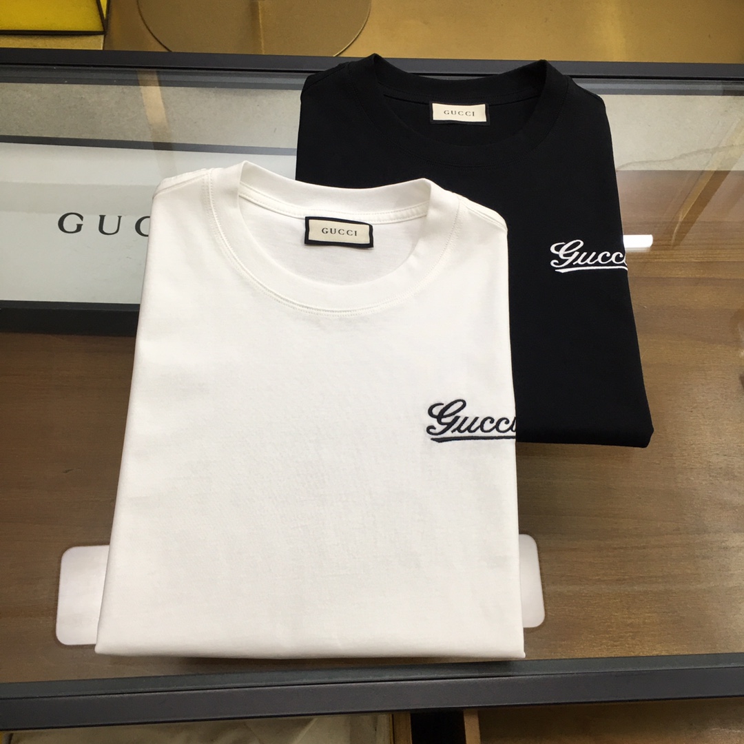 NO:519978,New product [Gu.ci...] The latest short-sleeved round-neck T-shirt in the first spring and summer counter in 2025, high-end customization, avant-garde and fashionable design!  Brand logo heavy craft design, high-end customized Xinjiang cotton fabric. It feels soft and comfortable to wear. The counter-level exquisite car line is fine. The workmanship is exquisite. The upper body effect is invincible and handsome!  A must-have item for handsome men!  The color is shown in the figure. Code number M-3XL, T-shirt,tees, t-shirt,alexander wang19860909新品【Gu.ci...】 2025春夏首发专柜最新款短袖圆领T恤 高端订制 设计前卫时尚！品牌logo重工艺设计 高端定制新疆棉棉面料.手感柔软.穿着舒适.专柜级别精致车线.做工精细.上身效果无敌帅气！型男必备单品！ 颜色如图 码数M-3XL,,T-shirt,tees，t-shirt,alexander wang,Men's clothing