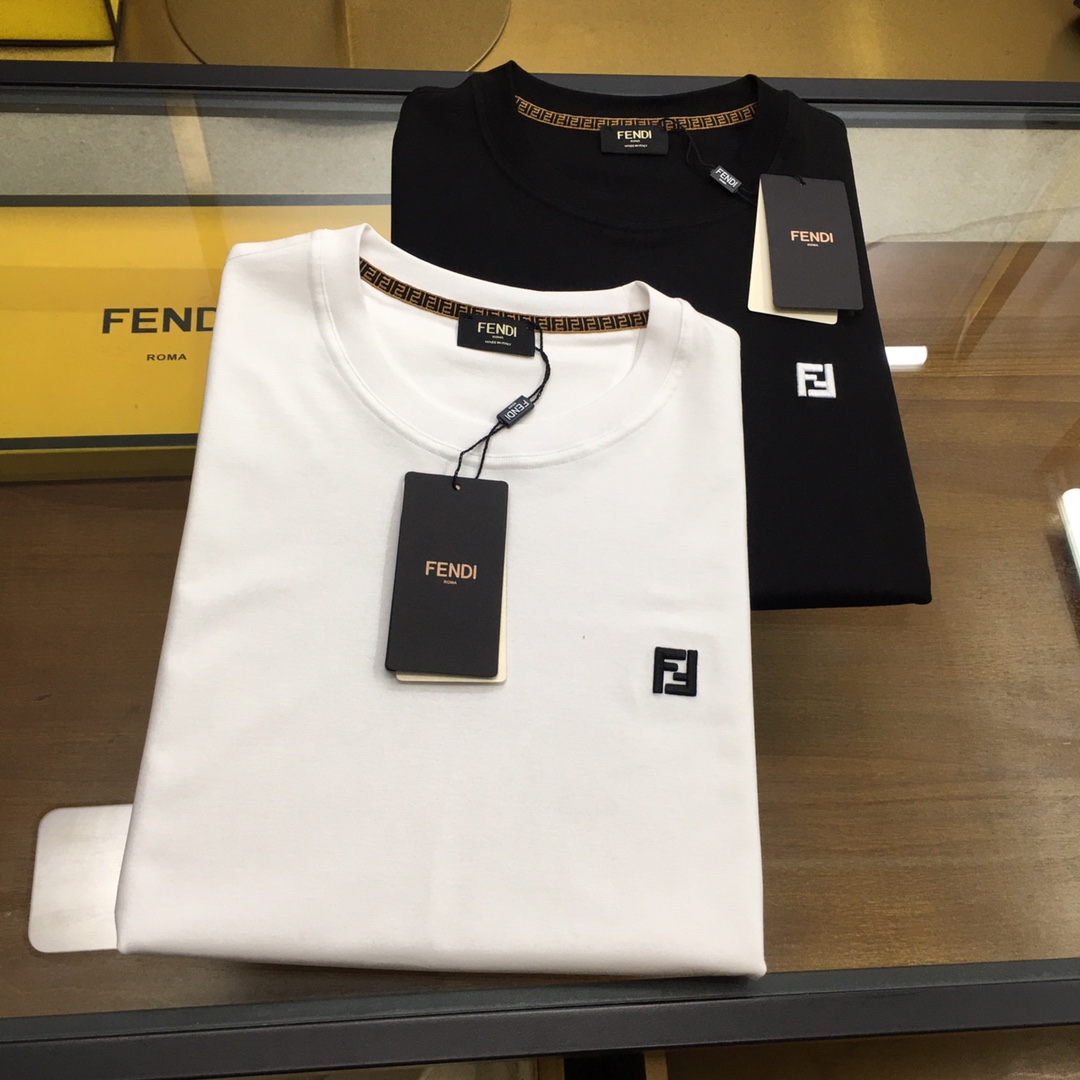 NO:501147,New product [Fend] 2025 spring and summer new style first-time counter latest short-sleeved round-neck T-shirt, high-end customization, avant-garde and fashionable design!  Brand logo heavy craft design, high-end customized mercerated cloud cotton fabric, soft feel, comfortable to wear, exquisite counter-level car line, fine workmanship, invincible and handsome upper body effect!  A must-have item for handsome men!  Color black white Number M-3XL [Micro-wide version, order to report height and weight], fendi, T-shirt,tees, t-shirt,alexander wang19860909新品【Fend】 2025春夏新款首发专柜最新款短袖圆领T恤 高端订制 设计前卫时尚！品牌logo重工艺设计 高端定制丝光云朵棉面料.手感柔软.穿着舒适.专柜级别精致车线.做工精细.上身效果无敌帅气！型男必备单品！ 颜色黑色 白色 码数M-3XL【微阔版型,下单报身高体重】,,fendi,T-shirt,tees，t-shirt,alexander wang,Men's clothing