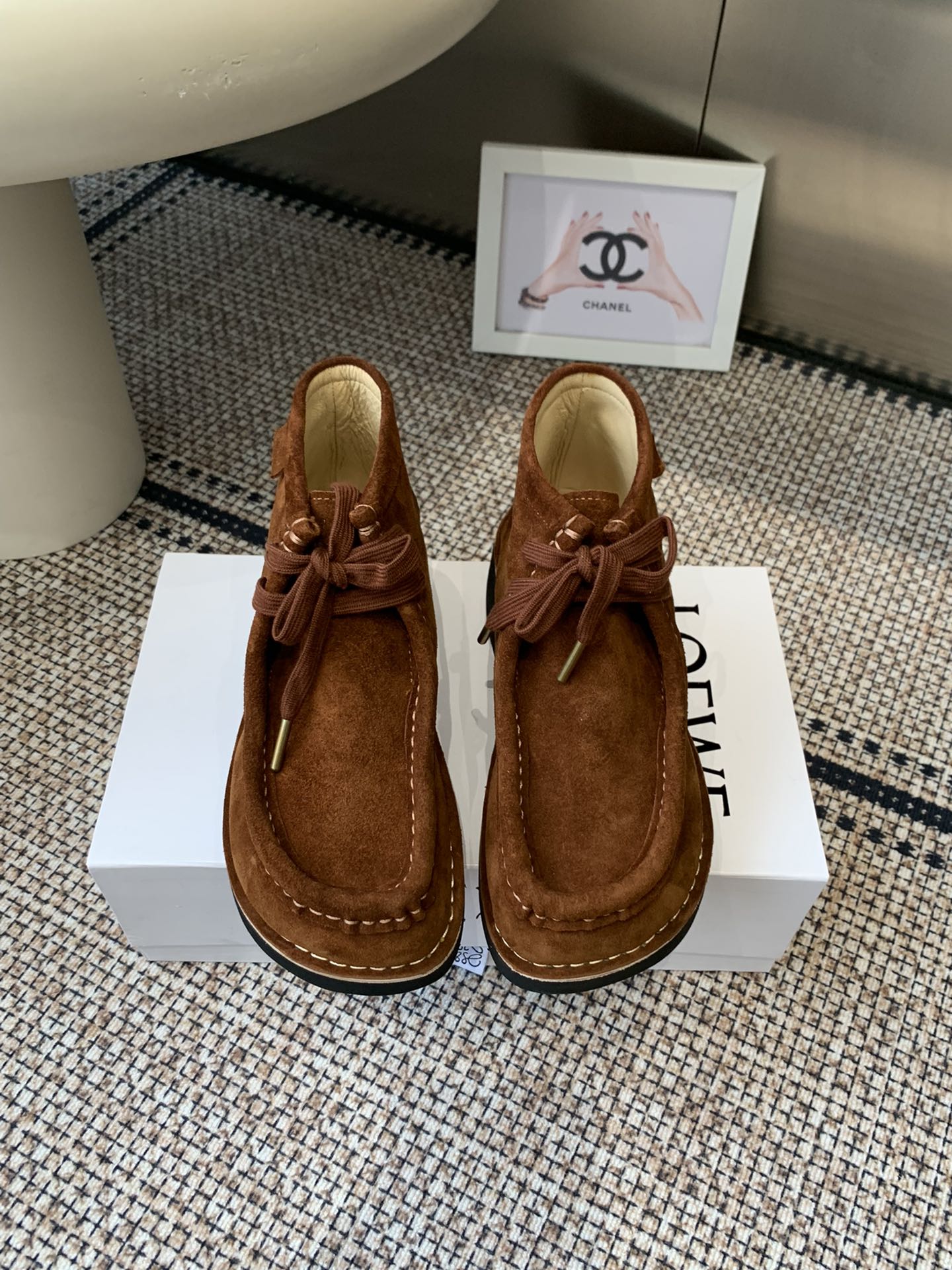 NO:511747,LOEWE/Luo Yiwei 25ss autumn and winter new style star straps high-top retro British style casual shoes loafers short boots. The original version took February to develop perfectly. This will be the first explosive version that triggered early autumn and is worth owning. It has a unique fashion and trendy style. It is highly recommended to buy it. The shoe shape is excellent, the leather is soft and comfortable, it is very comfortable to wear, and it is easy to match. The upper imported high mercerized beef reverse velvet inner lining sheepskin inner lining ZP one-to-one open mold TPEVA outsole size 35-42 male 40-45 (female 40.41.42 male 45 customized without return or exchange), loafers, loewe, loewe, loafers, boots, sheepskin19860909LOEWE/罗意威 25ss秋冬新款明星同款绑带高帮复古英伦风休闲鞋乐福鞋小短靴 原版购入开发耗时2月完美呈现,这将是引爆早秋的第一款爆版,值得拥有.独具时尚潮流领先风格,强烈推荐备货入手 鞋型韵味超赞,皮质柔软舒适度极高,上脚非常舒服而且又好搭配 鞋面进口高丝光牛反绒 内里羊皮内里 大底ZP一比一开模TPEVA大底 码数女35-42 男40-45 (女40.41.42 男45订做不退不换),乐福鞋,loewe,loewe,loafers,boots,sheepskin,Women's Shoes