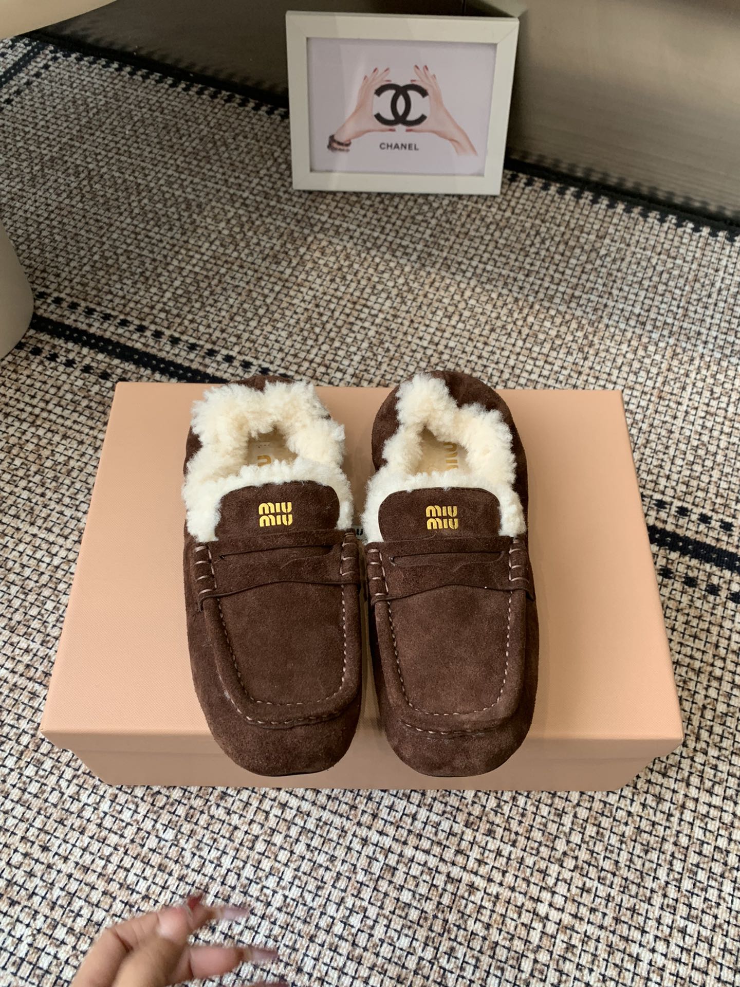 NO:511743,Miu Miu Miu 25ss new style square toe pleated one foot ballet ballet shoes loafers 25 Miu Miu autumn and winter style lazy one foot this style is so beautiful, it looks super good no matter how you wear it. Upper: imported beef tendon leather Inner: wool Outsole: original rubber sole Size 35-40 (customized for 40), loafers fur shoes, miumiu, loafers19860909Miu Miu 缪缪 25ss新款 方头 褶皱 一脚蹬 芭蕾舞鞋 乐福鞋 25 缪缪秋冬款 懒人一脚蹬这一款也太美了吧,无敌搭配怎么穿都超级好看 鞋面: 进口牛筋皮 内里: 羊毛 大底: 原版橡胶底 码数35-40（40定做）,乐福鞋毛毛鞋,miumiu,loafers,Women's Shoes