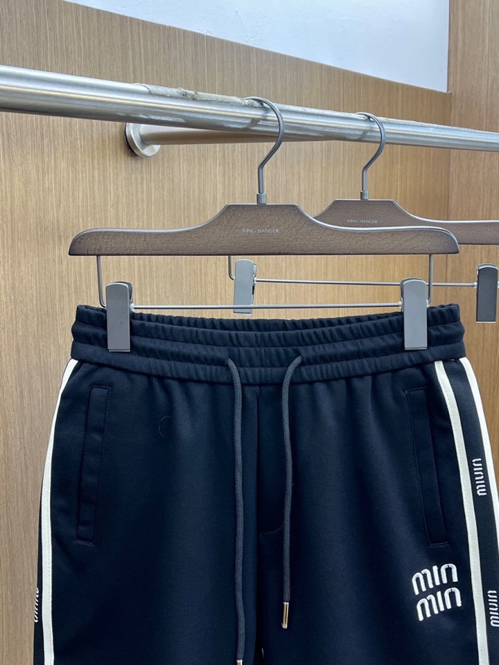 “New Summer Men’s Leisure Shorts by Miumiu: Custom Air-Skinned Fabric, Comfortable Fit, Impeccable Details” - 图片 2