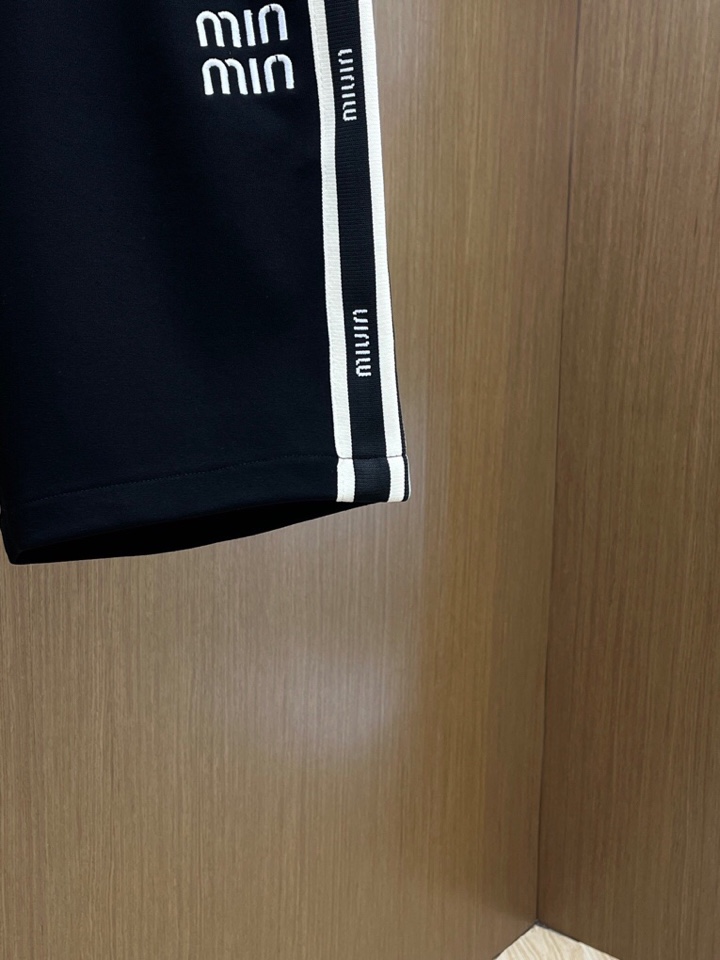 “New Summer Men’s Leisure Shorts by Miumiu: Custom Air-Skinned Fabric, Comfortable Fit, Impeccable Details” - 图片 6