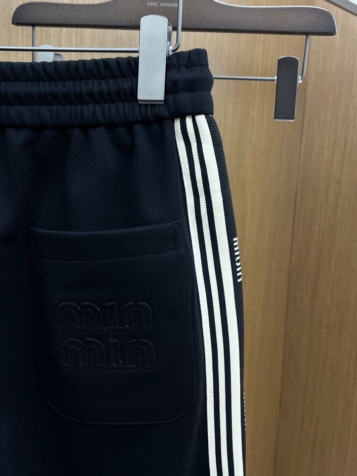 “New Summer Men’s Leisure Shorts by Miumiu: Custom Air-Skinned Fabric, Comfortable Fit, Impeccable Details” - 图片 7