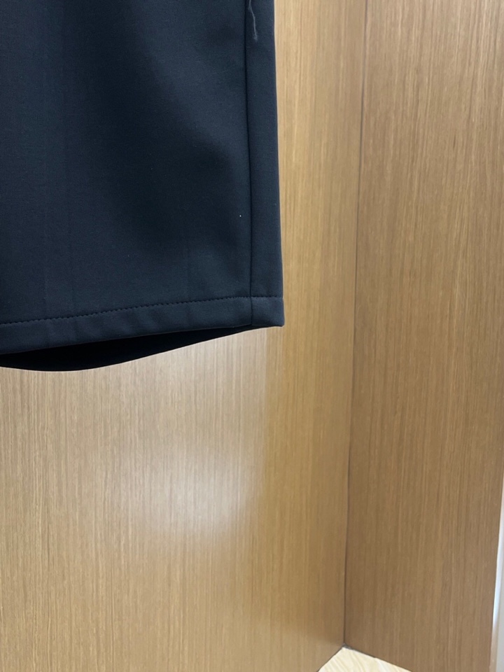 “New Men’s Leisure Shorts 2025: FENDI’s Custom Fabric, Comfortable Fit, Impeccable Detail, Original Logo Design” - 图片 7