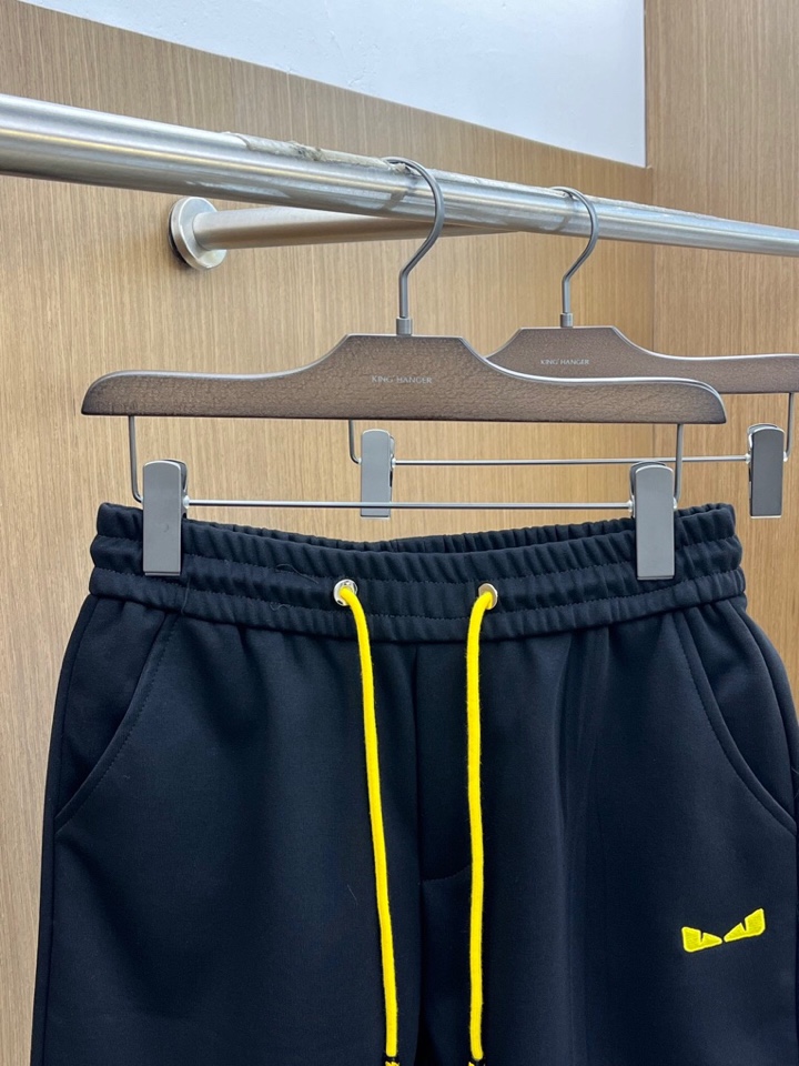 “New Men’s Leisure Shorts 2025: FENDI’s Custom Fabric, Comfortable Fit, Impeccable Detail, Original Logo Design” - 图片 2