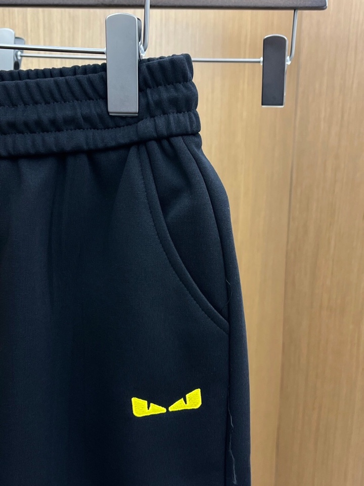 “New Men’s Leisure Shorts 2025: FENDI’s Custom Fabric, Comfortable Fit, Impeccable Detail, Original Logo Design” - 图片 3