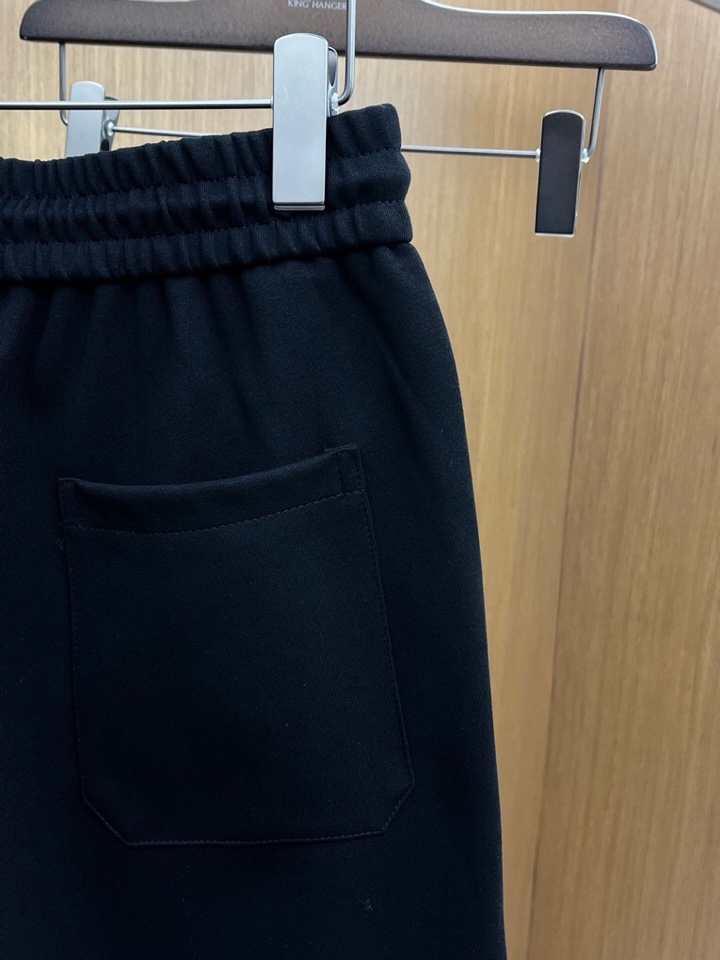 “New Men’s Leisure Shorts 2025: FENDI’s Custom Fabric, Comfortable Fit, Impeccable Detail, Original Logo Design” - 图片 6