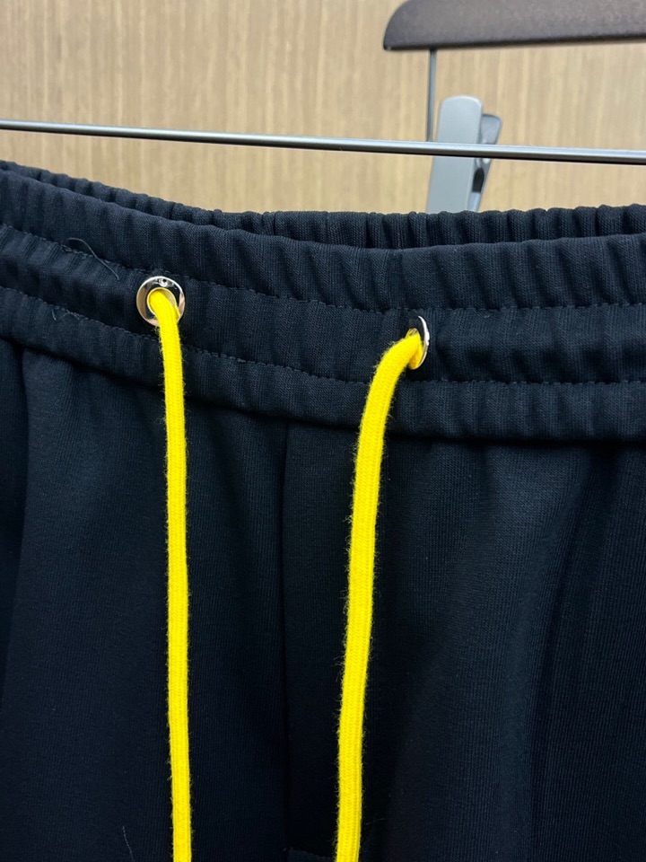 “New Men’s Leisure Shorts 2025: FENDI’s Custom Fabric, Comfortable Fit, Impeccable Detail, Original Logo Design” - 图片 5