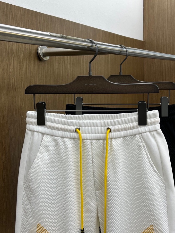 “New Men’s Leisure Shorts 2025: FENDI’s Advanced Custom Fabric, Comfortable Fit, Impeccable Detail, Original Logo Design” - 图片 2