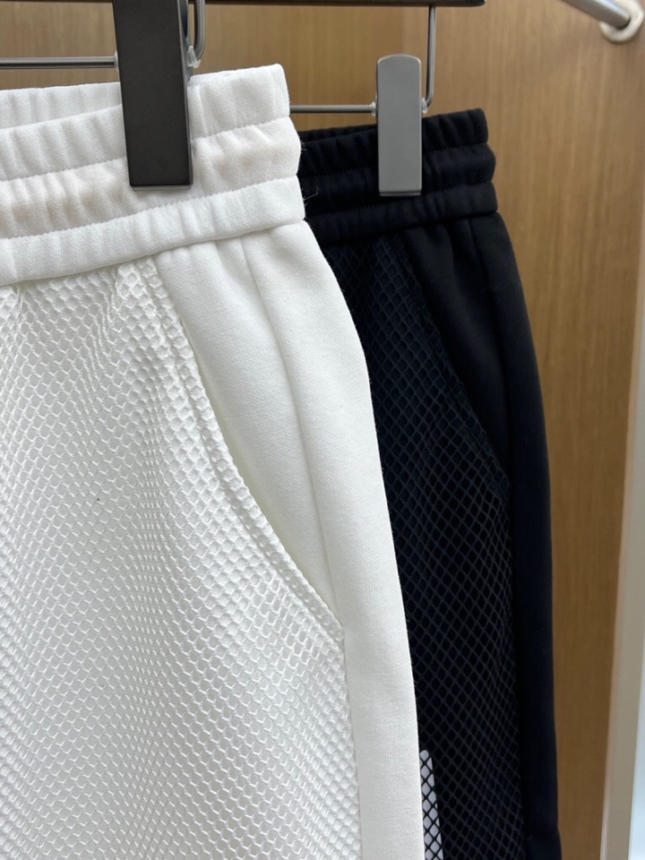 “New Men’s Leisure Shorts 2025: FENDI’s Advanced Custom Fabric, Comfortable Fit, Impeccable Detail, Original Logo Design” - 图片 4