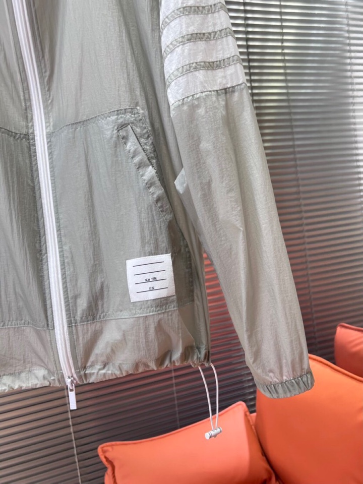 “THOM BROWNE TB2025 Men’s Sunproof Jackets: Stylish, Protective, and Versatile for Outdoor Activities” - 图片 7