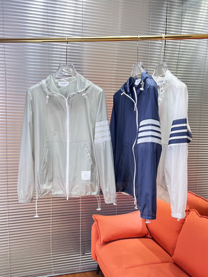 “THOM BROWNE TB2025 Men’s Sunproof Jackets: Stylish, Protective, and Versatile for Outdoor Activities” - 图片 2