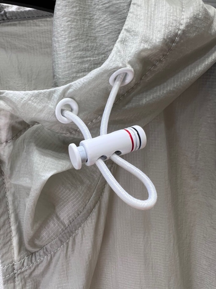 “THOM BROWNE TB2025 Men’s Sunproof Jackets: Stylish, Protective, and Versatile for Outdoor Activities” - 图片 5