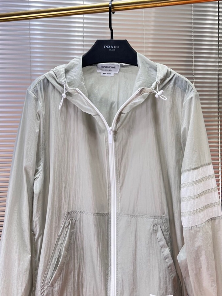 “THOM BROWNE TB2025 Men’s Sunproof Jackets: Stylish, Protective, and Versatile for Outdoor Activities” - 图片 3