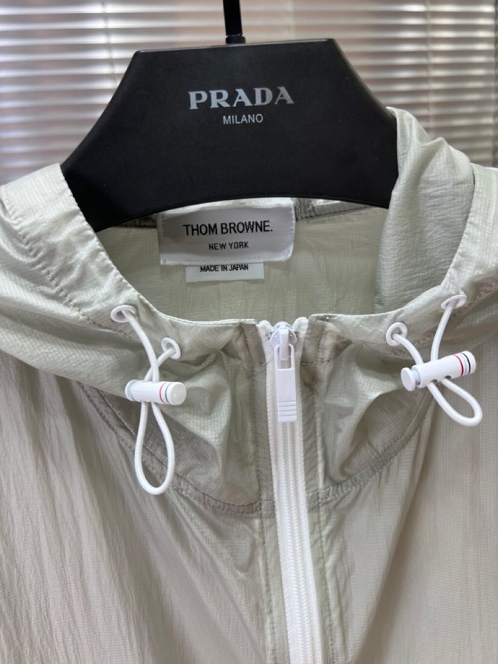 “THOM BROWNE TB2025 Men’s Sunproof Jackets: Stylish, Protective, and Versatile for Outdoor Activities” - 图片 4