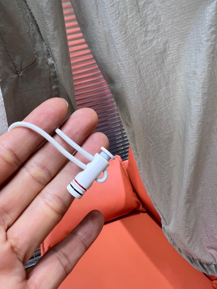 “THOM BROWNE TB2025 Men’s Sunproof Jackets: Stylish, Protective, and Versatile for Outdoor Activities” - 图片 8