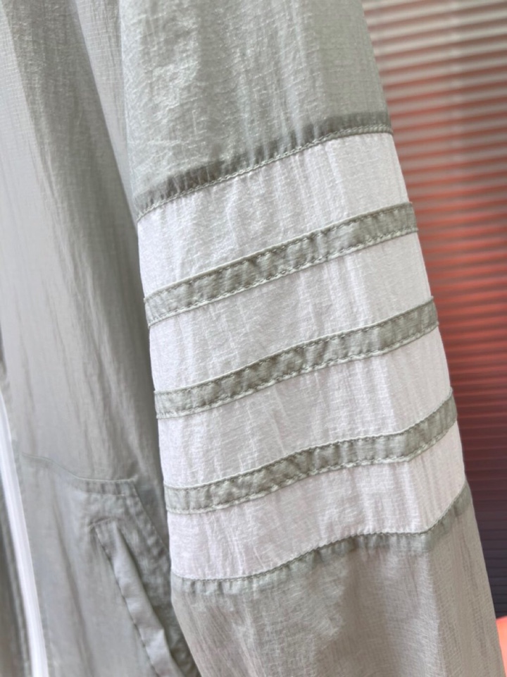 “THOM BROWNE TB2025 Men’s Sunproof Jackets: Stylish, Protective, and Versatile for Outdoor Activities” - 图片 6