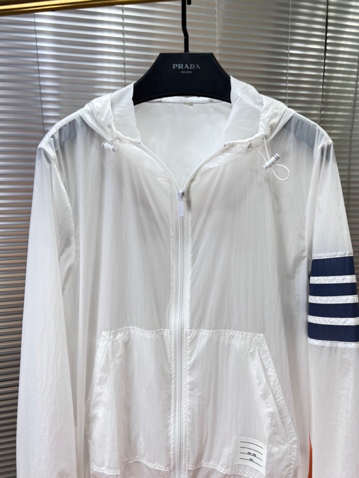 “THOM BROWNE TB2025 Sunscreening Hood Jackets: Fashionable, Functional, and Versatile for Outdoor Protection” - 图片 3