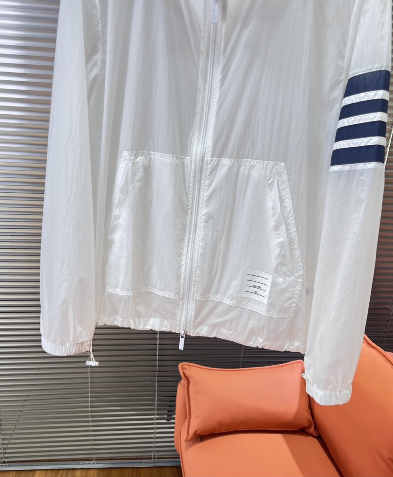 “THOM BROWNE TB2025 Sunscreening Hood Jackets: Fashionable, Functional, and Versatile for Outdoor Protection” - 图片 7