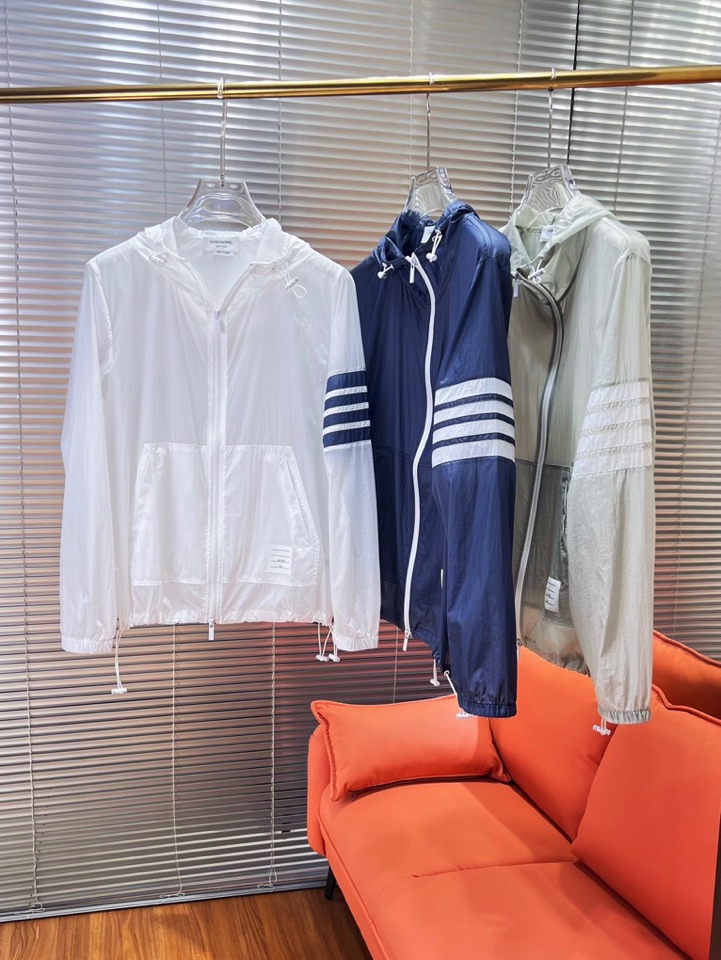 “THOM BROWNE TB2025 Sunscreening Hood Jackets: Fashionable, Functional, and Versatile for Outdoor Protection” - 图片 2