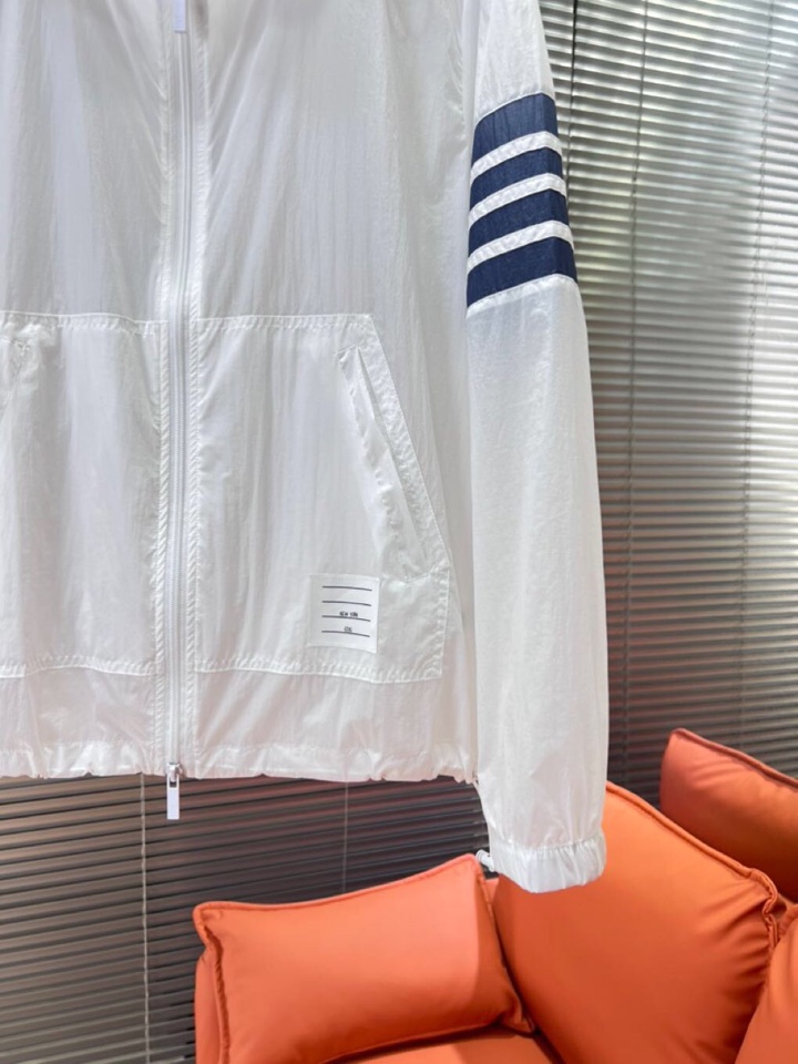 “THOM BROWNE TB2025 Sunscreening Hood Jackets: Fashionable, Functional, and Versatile for Outdoor Protection” - 图片 6