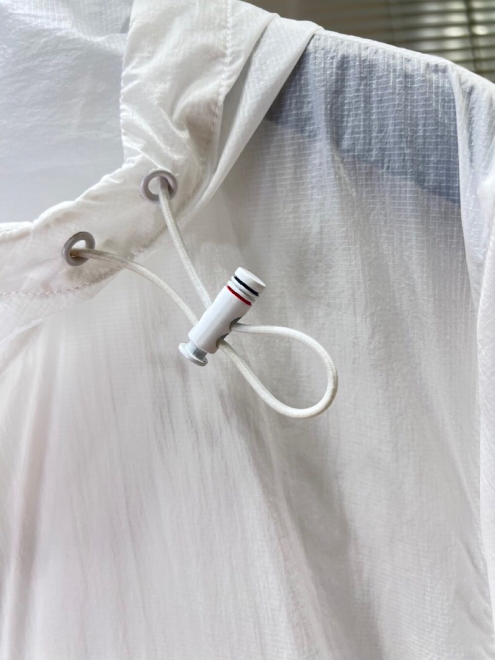 “THOM BROWNE TB2025 Sunscreening Hood Jackets: Fashionable, Functional, and Versatile for Outdoor Protection” - 图片 4