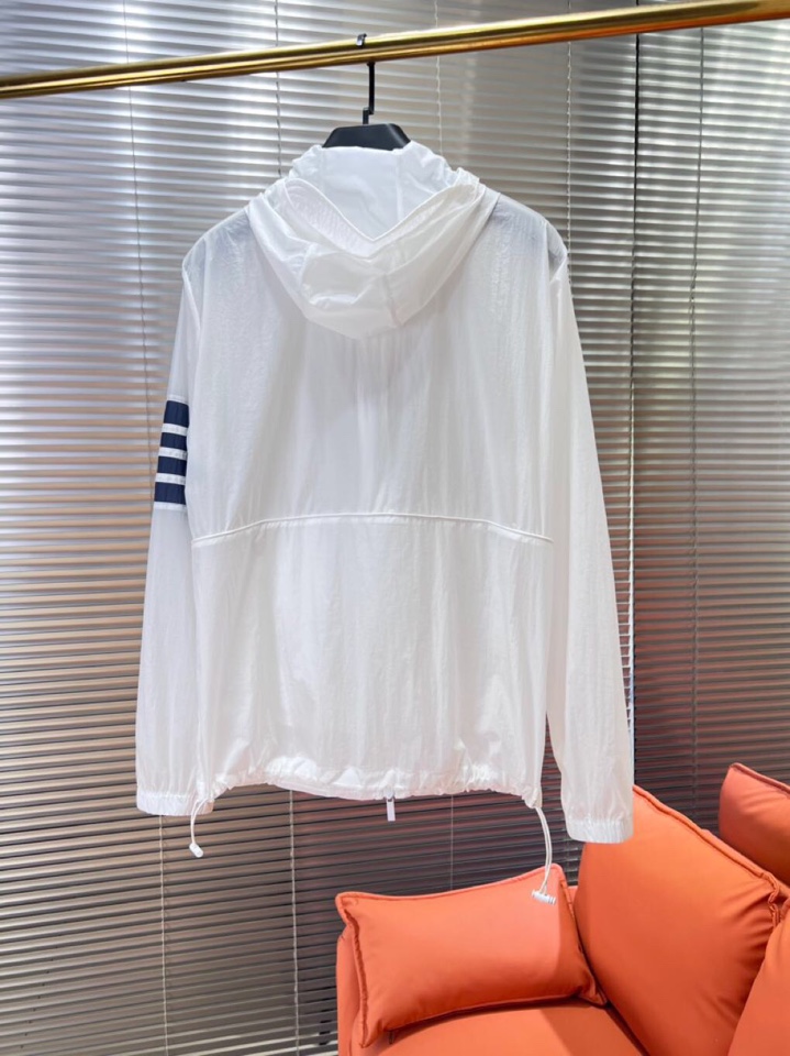 “THOM BROWNE TB2025 Sunscreening Hood Jackets: Fashionable, Functional, and Versatile for Outdoor Protection” - 图片 9