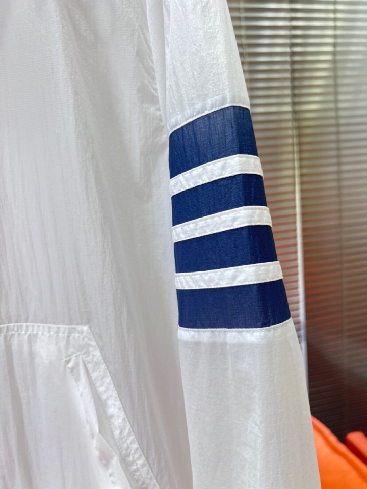 “THOM BROWNE TB2025 Sunscreening Hood Jackets: Fashionable, Functional, and Versatile for Outdoor Protection” - 图片 5