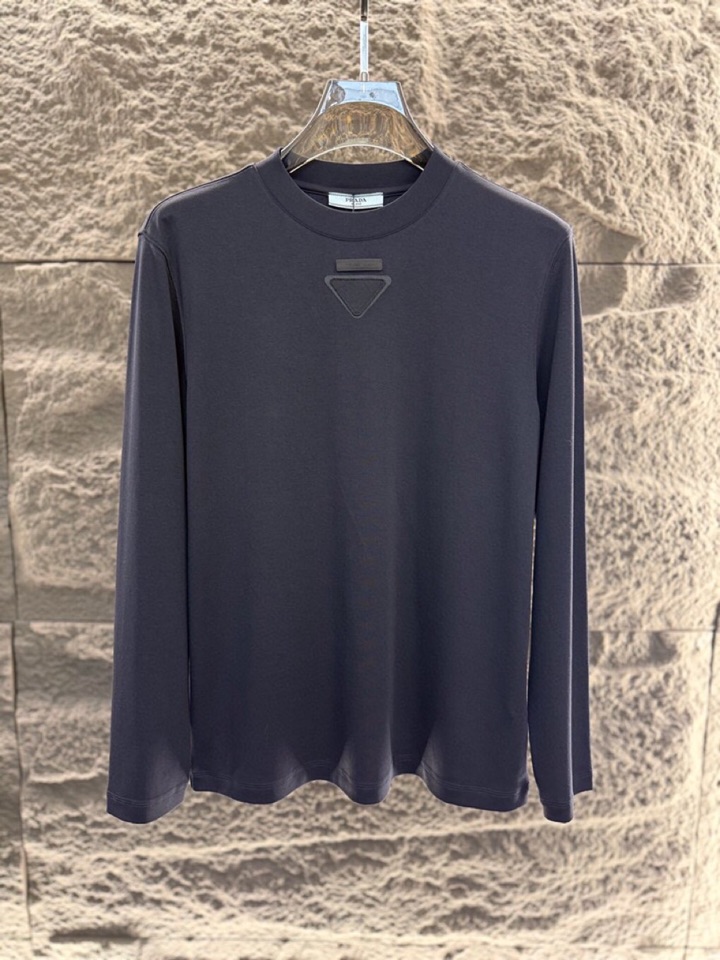 Title: Prada 2025s Men’s Long-Sleeved T-Shirts, Autumn/Winter Collection Summary: Luxurious, high-quality cotton, fine tailoring, in blue coffee color, - 图片 1