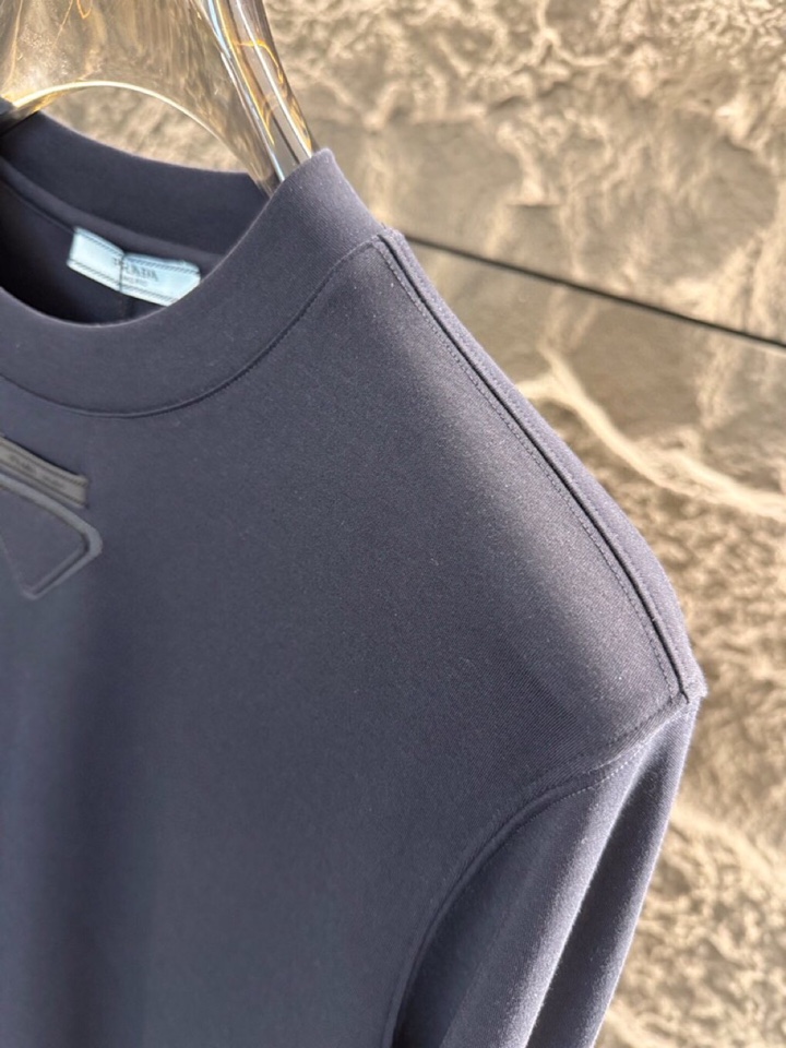 Title: Prada 2025s Men’s Long-Sleeved T-Shirts, Autumn/Winter Collection Summary: Luxurious, high-quality cotton, fine tailoring, in blue coffee color, - 图片 5