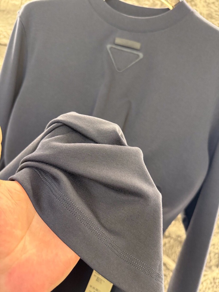 Title: Prada 2025s Men’s Long-Sleeved T-Shirts, Autumn/Winter Collection Summary: Luxurious, high-quality cotton, fine tailoring, in blue coffee color, - 图片 8
