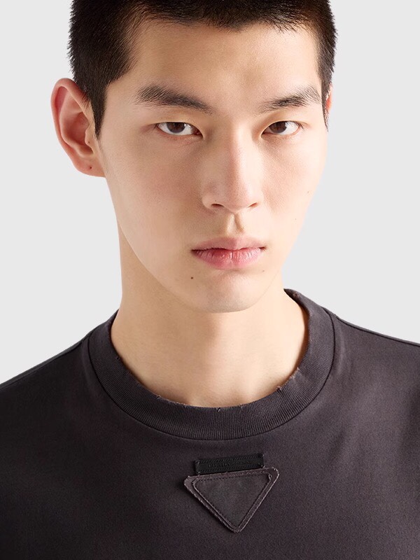 Prada 2025s Men’s Long-Sleeved Cotton T-Shirt Collection: Luxurious, Low-Key, Fine Tailoring, Various Styles - 图片 2