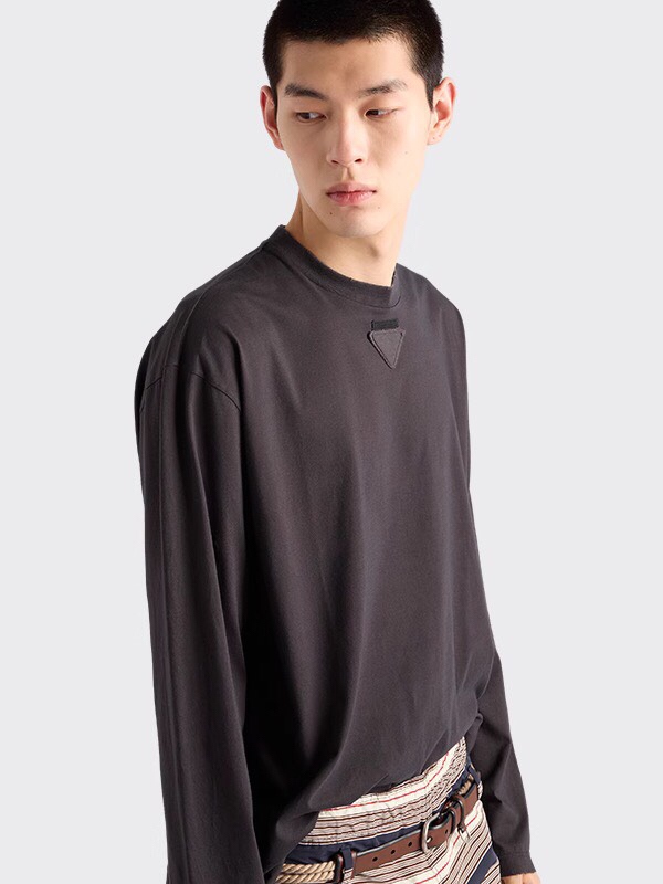 Prada 2025s Men’s Long-Sleeved Cotton T-Shirt Collection: Luxurious, Low-Key, Fine Tailoring, Various Styles