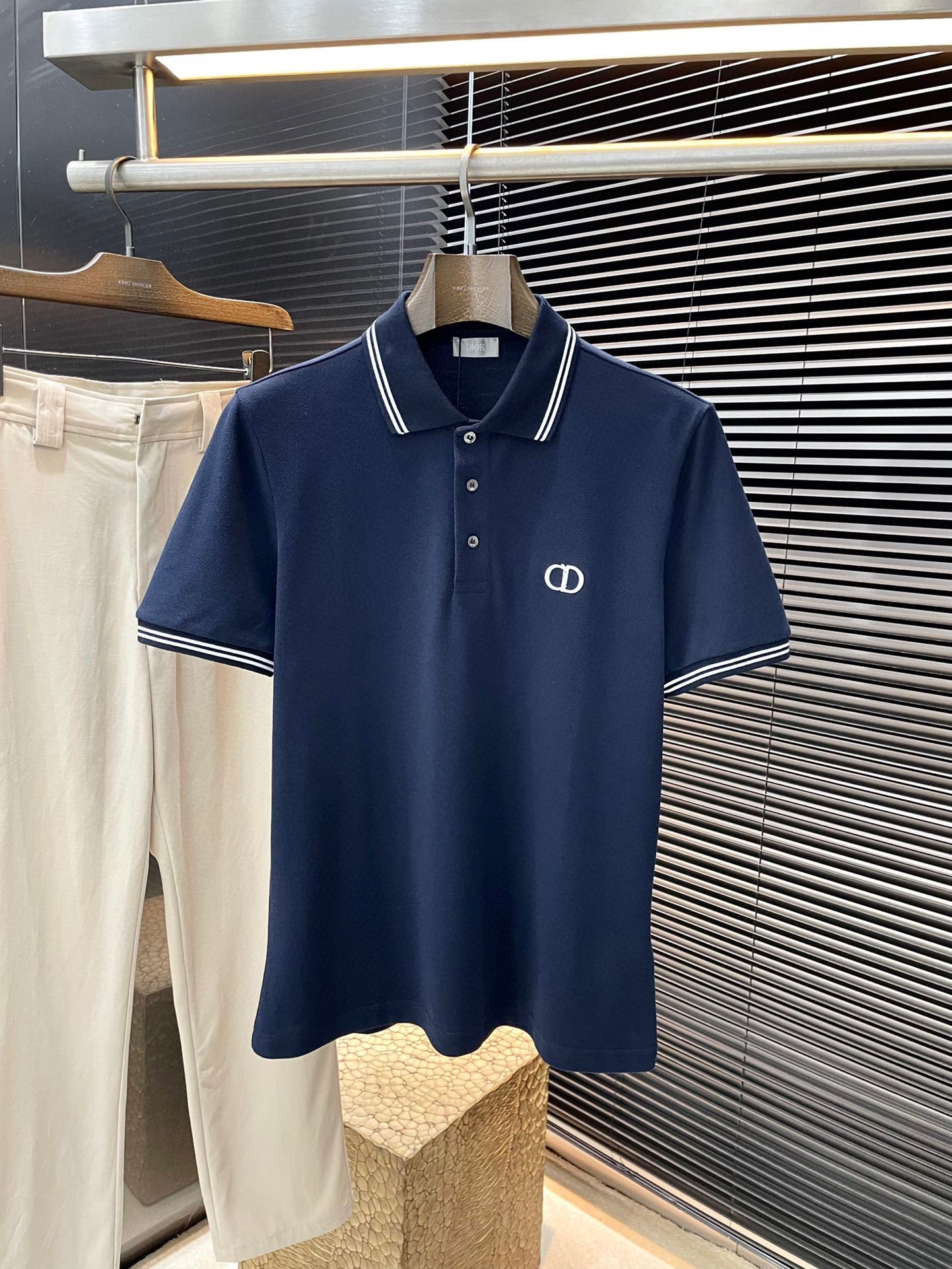NO:502226,P Dior- (Dior) Spring and Summer 2025 latest cotton beaded floor cloth CD logo polo short sleeves. This CD Polo shirt is a new product in the 2025 summer men's clothing series, and is casual and classic. It is carefully crafted with cotton beaded floor cloth, with CD logo on the chest, shell button Di's logo, and the collar and cuffs are embellished with contrasting bar patterns. Slim-fitting cut can be matched with tailored trousers to create an elegant sporty silhouette. Highly recommended!  Color Black Royal Blue White Number of S M L XL,,dior,dior,dior,T-shirt,alexander wang19860909P  Dior-（迪奥）2025年春夏最新款棉质珠地布CD 标志polo短袖,这款CD Polo 衫是二O二五夏季男装系列新品,休闲经典.采用棉质珠地布精心制作,胸前饰以CD标志,贝壳扣迪家标识,衣领和袖口点缀以对比鲜明的条形图案.修身剪裁,可与精裁长裤搭配,打造优雅的运动风格廓形.强烈推荐！颜色 黑色 宝蓝色 白色 码数 S M L XL,,dior,dior,dior,T-shirt,alexander wang,Men's clothing