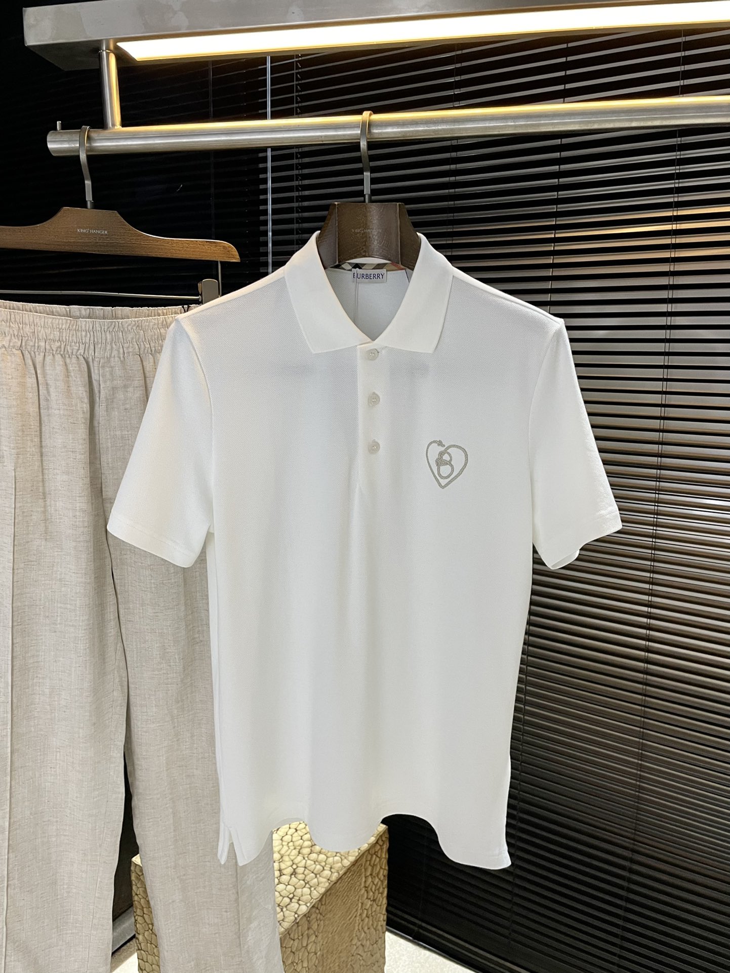 NO:502232,P Burberr (Burberry) Chinese Valentine's limited heart letter B pattern cotton Polo shirt, this polo is made of light cotton bead mesh cloth, presenting a slim fit. It is integrated with embroidery pattern design, inspired by traditional Chinese craftsmanship, and is wrapped with knots to outline the brand's iconic letter B and heart pattern. This piece comes from the Burberry Chinese Valentine's limited capsule series, with Burberry plaid on the collar lining. The lettering buttons are opened and closed, and the upper body effect is excellent. It is a must-have item for men's wardrobe. It is highly recommended!  Color Black Off-white S M L XL,,burberry,burberry,alexander wang19860909P  Burberr（巴宝莉）七夕限定心形字母 B 图案棉质 Polo 衫,这款polo选用轻盈棉质珠地网眼布打造,呈现修身版型.融入刺绣图案设计,灵感源自中国传统手工艺,以绳结环绕勾勒出品牌标志性字母 B 和心形图案.此件精品来自Burberry 七夕限定胶囊系列,衣领内衬处点缀Burberry 格纹.刻字纽扣开合,上身效果超赞,是男士衣橱必备单品,强烈推荐！颜色 黑色 米白色 码数 S M L XL,,burberry,burberry,alexander wang,Men's clothing