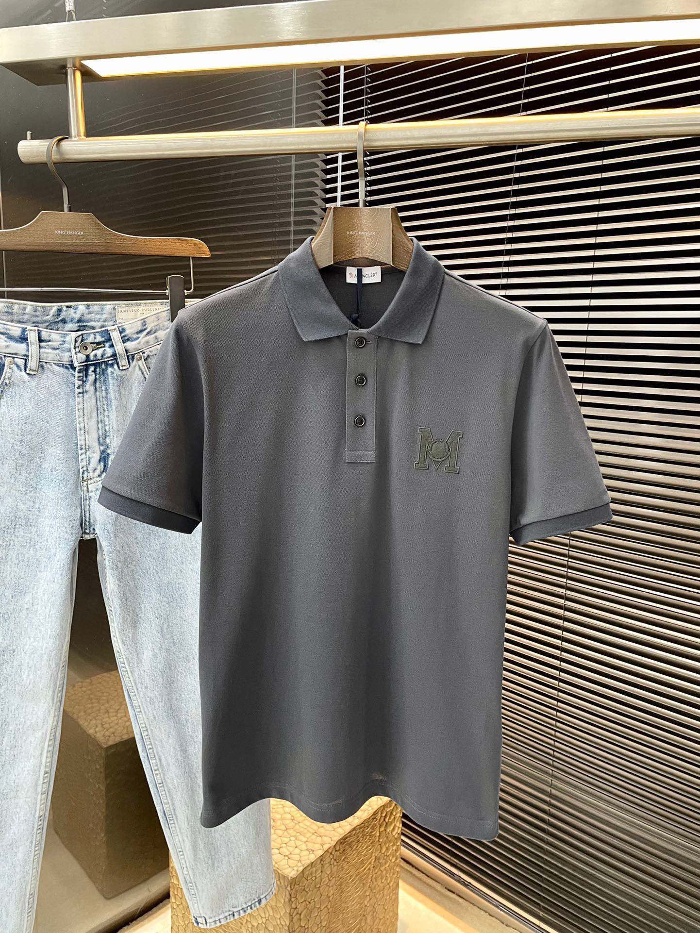 NO:502238,P Moncher- (Monk) 2025 spring and summer new patch embroidered Polo short sleeves. This Polo shirt is made of high-end cotton bead floor fabric, making it a timeless design item suitable for all seasons. Mengjia classic style, with Mengjia English patch embroidered pattern on the chest, and the shell buttons are engraved with Mengjia English letters. The original version is developed 1:1, complete three standards, business and casual, high-end wear on the outside and inside, the same style as men and women, highly recommended!  Color Black Gray Apricot Blue Code S M L XL,,Moncler,T-shirt,alexander wang19860909P  Moncher-（蒙口）2025春夏新款贴布绣Polo短袖,这款Polo衫采用高端棉质珠地面料制成,是适合各种季节的隽永设计单品.蒙家经典款式,胸前饰蒙家英文贴布绣图案,贝壳纽扣刻有蒙家英文字母,原版1:1开发,三标齐全,商务休闲,外穿内搭都高档次,男女同款,强烈推荐！颜色 黑色 灰色 杏色 宝蓝色 码数 S M L XL,,Moncler,T-shirt,alexander wang,Men's clothing