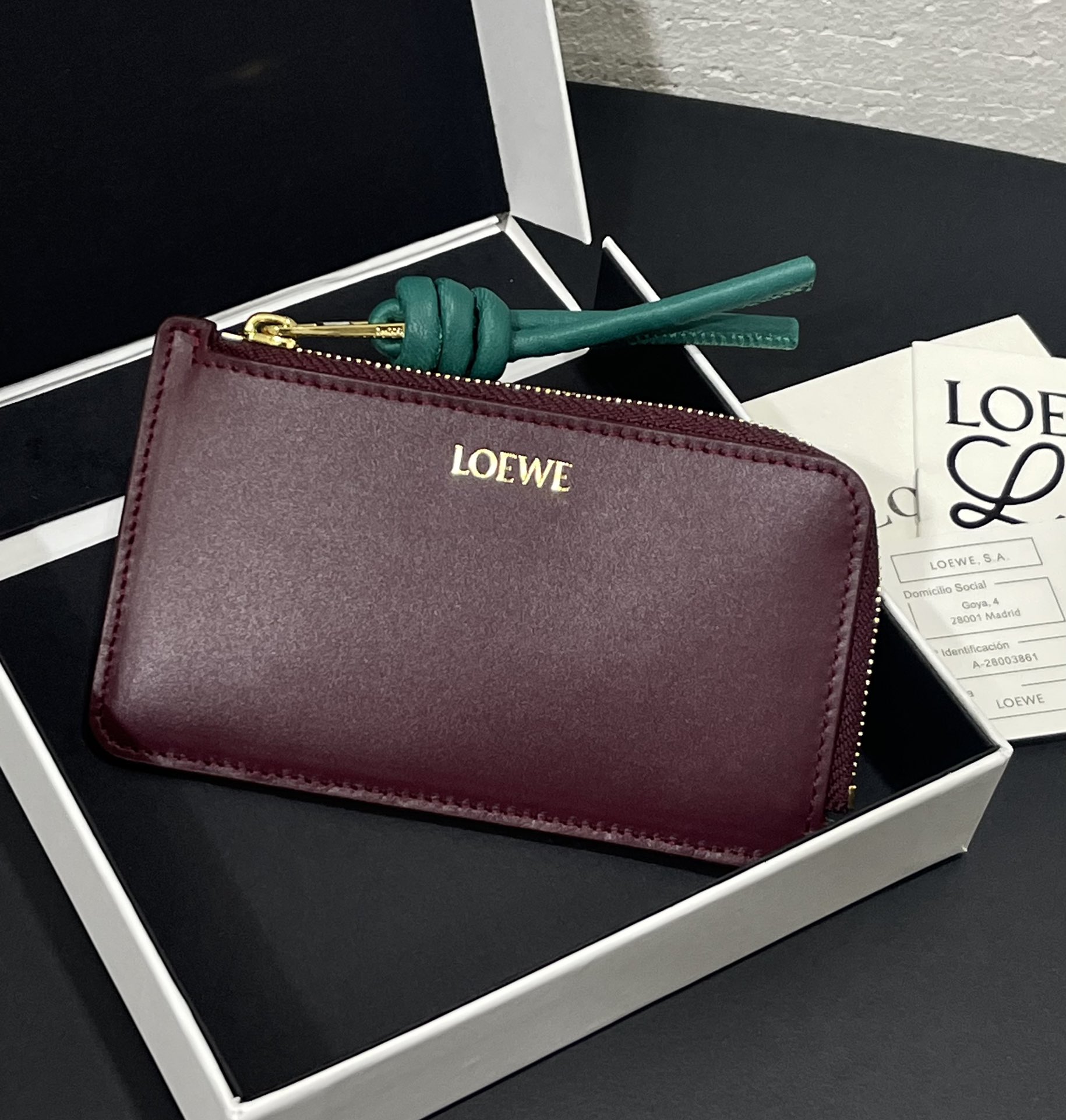 NO:673316,Satin nappa cowhide knot zipper small card holder, sheepskin lining, color-blocked knot pull tab, four card slots and zipper compartment. Style number 3793, size 13.57, Loewe wallet, loewe, wallets, cowhide, sheepskin19860909缎面纳帕牛皮绳结拉链小卡包,内里绵羊皮、拼色绳结拉牌,四个卡位和拉链隔层.款号3793,尺寸13.57,罗意威钱包,loewe,wallets,cowhide,sheepskin,欧美剧