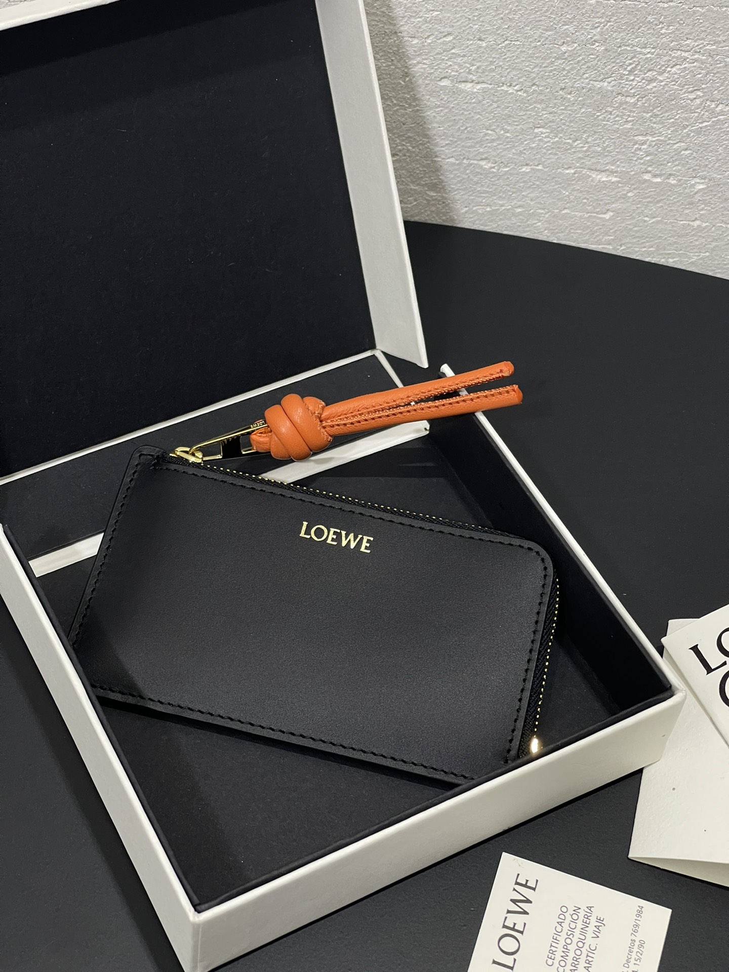 NO:894753,Satin nappa cowhide knot zipper small card holder, sheepskin lining, color-blocked knot pull tab, four card slots and zipper compartment. Style number 3793, size 13.57, Loewe wallet, loewe, wallets, cowhide, sheepskin19860909缎面纳帕牛皮绳结拉链小卡包,内里绵羊皮、拼色绳结拉牌,四个卡位和拉链隔层.款号3793,尺寸13.57,罗意威钱包,loewe,wallets,cowhide,sheepskin,欧美剧