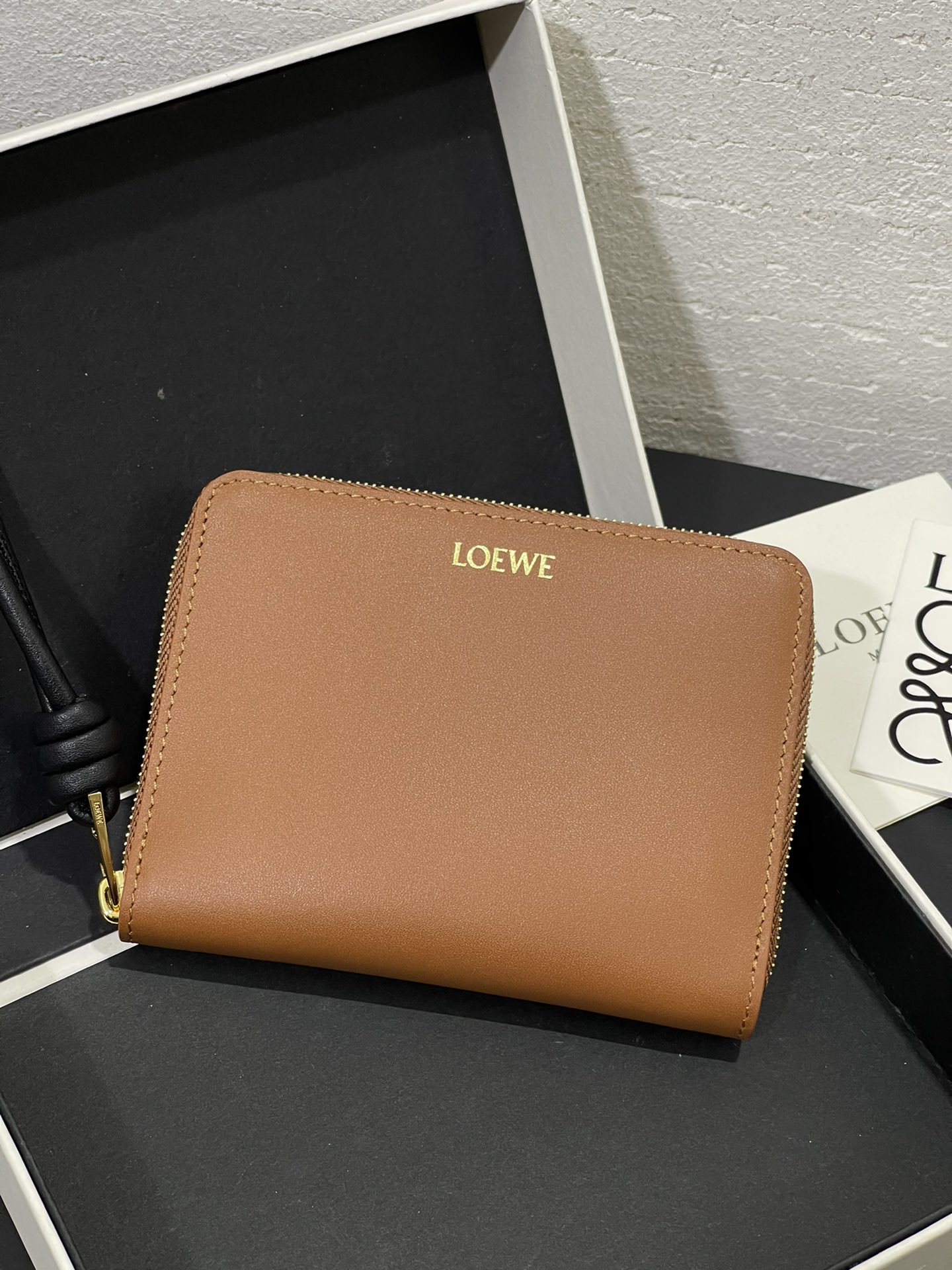 NO:673998,Glossy nappa cowhide knotted zipper wallet with sheepskin lining, color-blocked knotted pull tabs, six card slots and zipper compartment. Style number 3805, size 12*9.5, Loewe wallet, loewe, wallets, cowhide, sheepskin19860909亮面纳帕牛皮绳结拉链钱包 内里绵羊皮、拼色绳结拉牌,六个卡位和拉链隔层. 款号3805,尺寸12*9.5,罗意威钱包,loewe,wallets,cowhide,sheepskin,欧美剧