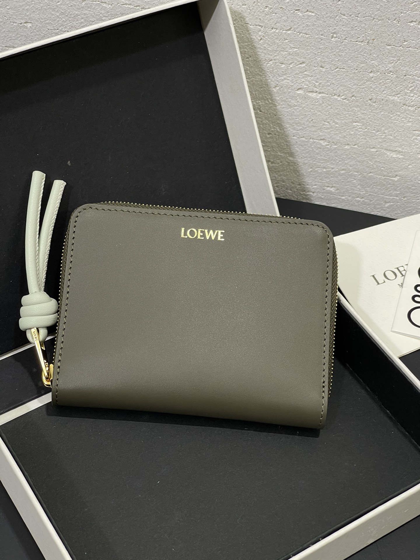 NO:673313,Glossy nappa cowhide knotted zipper wallet with sheepskin lining, color-blocked knotted pull tabs, six card slots and zipper compartment. Style number 3805, size 12*9.5, Loewe wallet, loewe, wallets, cowhide, sheepskin19860909亮面纳帕牛皮绳结拉链钱包 内里绵羊皮、拼色绳结拉牌,六个卡位和拉链隔层. 款号3805,尺寸12*9.5,罗意威钱包,loewe,wallets,cowhide,sheepskin,欧美剧