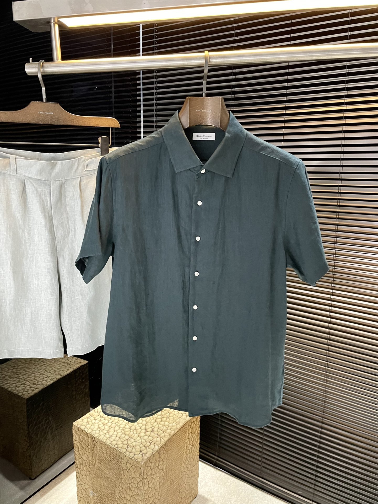 NO:500982,P Loro Pia (Nuoyou Pianya) new linen short-sleeved shirt in spring and summer. This shirt is made of linen fabric, with pearl shell buttons and closures. Short-sleeved style design and sesame texture make summer more refreshing and comfortable. It is very versatile in business and leisure. It is highly recommended!  Color White Royal Blue Dark Green Number of S M L XL2XL,,loro piana,shirts,T-shirt,alexander wang19860909P  Loro Pia（诺悠翩雅）春夏新款亚麻短袖衬衫,这款衬衫采用亚麻面料制作而成,珍珠贝壳纽扣开合,短袖款式设计搭配麻料让夏季更加清爽舒适,商务休闲都巨百搭,强烈建议！颜色 白色 宝蓝色 墨绿 码数 S M L XL2XL,,loro piana,shirts,T-shirt,alexander wang,Men's clothing