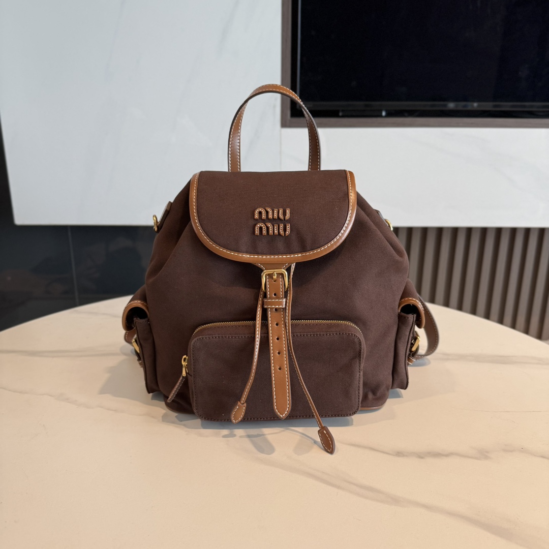 P710 Miu M** 25ss mochila de piel combinada de desfile, artículo súper súper popular 🔥, combinación de dos materiales:…
