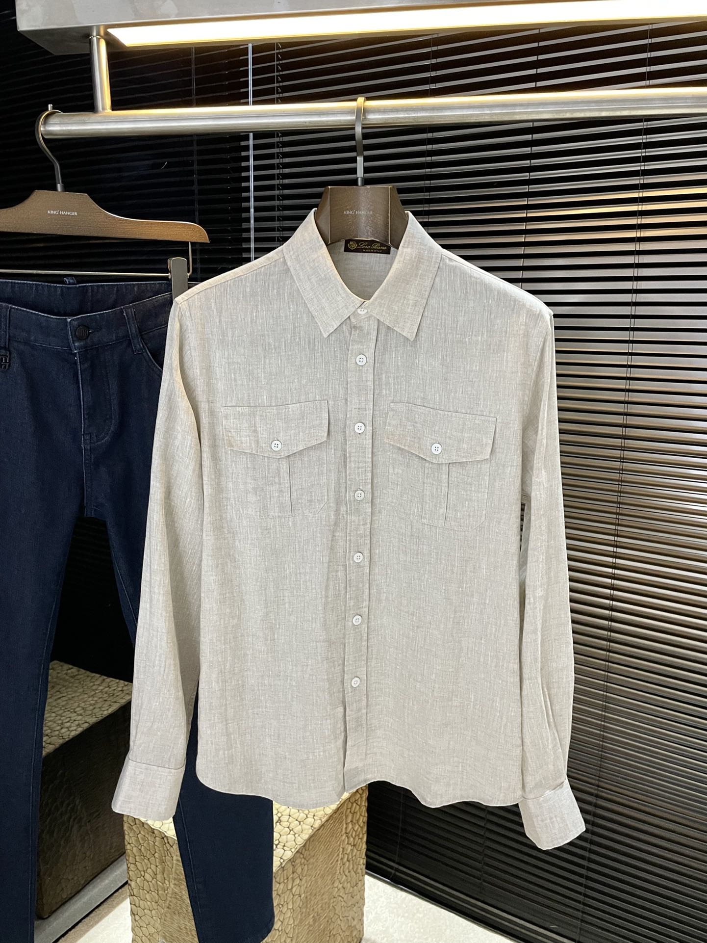 NO:500987,P Loro Pia (Nuoyou Pianya) new spring and summer pleated linen shirt, this long-sleeved shirt is made of linen fabric, with shell buttons and closure, two pockets in the front, the style is super positive, the fabric is comfortable and breathable, and the upper body effect is excellent, highly recommended!  Color Hemp White Royal Blue Gray Green Number of S M L XL 2XL,,loro piana,shirts,alexander wang19860909P  Loro Pia（诺悠翩雅）春夏新款褶皱亚麻衬衫,这款长袖衬衫采用亚麻面料制作而成,贝壳纽扣开合,前中两口袋设计,版型超正,面料舒适透气,上身效果超赞,强烈推荐！颜色 麻色 白色 宝蓝色 灰绿色 码数 S M L XL 2XL,,loro piana,shirts,alexander wang,Men's clothing