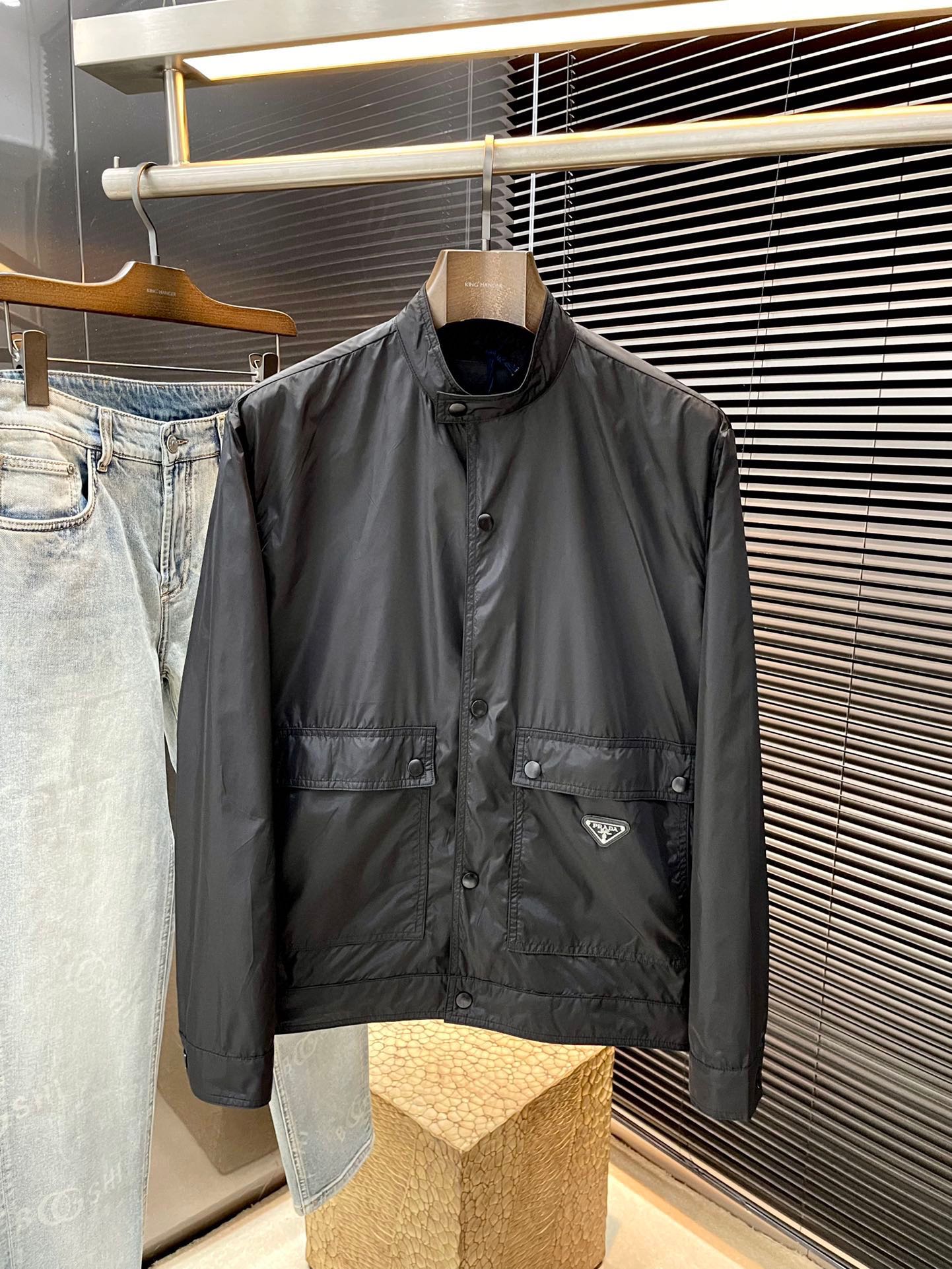 NO:500992,P PRADA- (Prada) New metal micro-label stand-alone jacket, this jacket is made of recycled nylon fabric, button-closed flip pocket, cuff drawstring and button-closed, straight hem unlined, large enamel metal triangles are decorated in the pocket, original 1:1 developed customized accessories, very fashionable and atmospheric, and is an indispensable part of men's wardrobe. The style is novel and versatile, highly recommended!  Count 46 48 50 52,,prada,prada,jackets & coats,alexander wang19860909P  PRADA-（普拉达） 新品金属微标立领夹克,这款夹克采用再生尼龙面料制作而成,纽扣闭合翻盖口袋,袖口拉绳与纽扣闭合,直筒下摆无衬里,口袋处饰大号珐琅金属三角形,原版1:1开发定制辅料,穿着非常时尚大气,是男士衣橱必不可少之一,款式新颖百搭,强烈推荐！码数 46 48 50 52,,prada,prada,jackets & coats,alexander wang,Men's clothing