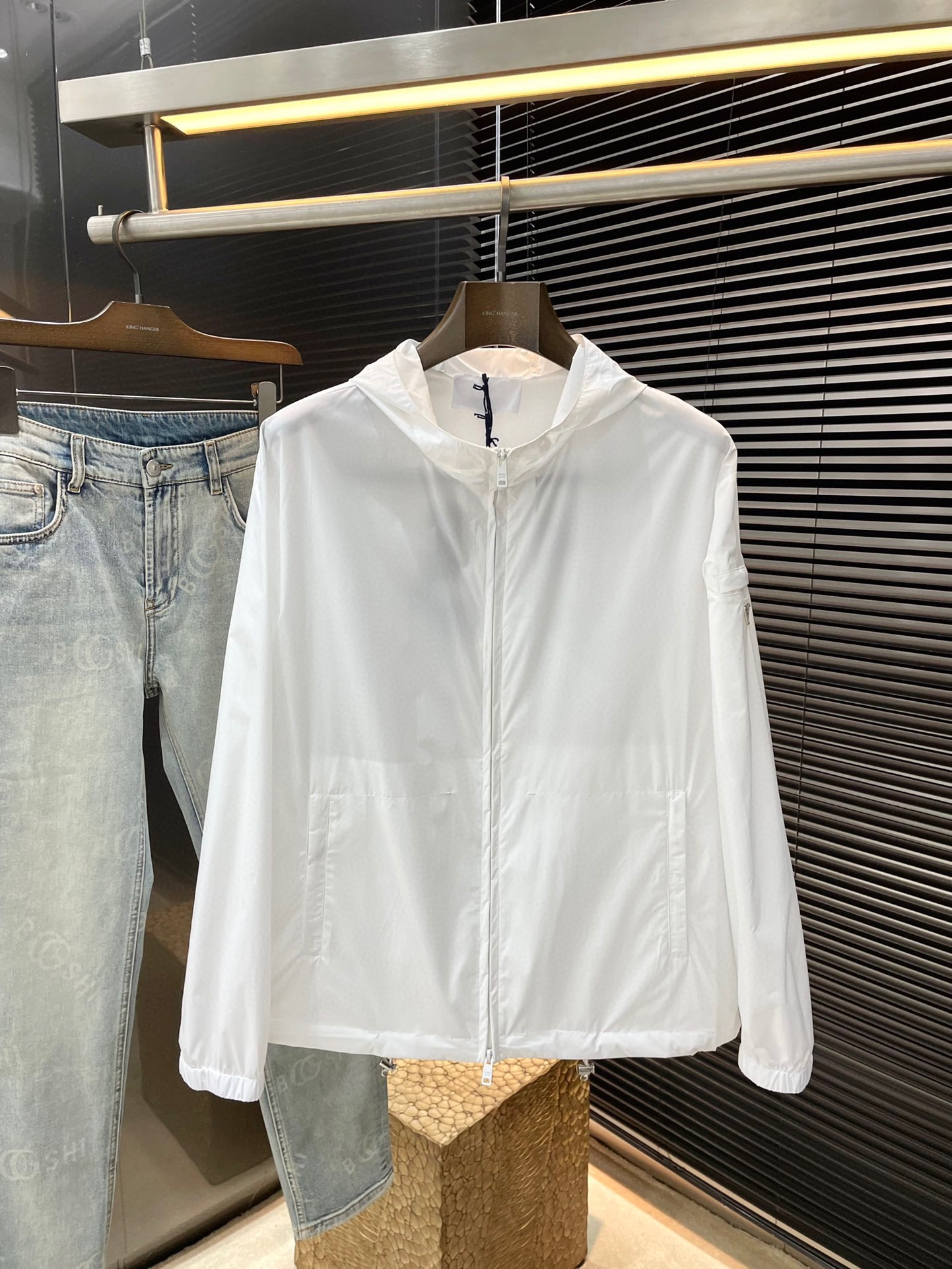 NO:501002,P PRADA- Lapel Micro Label Shirt Jacket, this jacket is made of recycled nylon fabric, with denim design at the neckline and sleeves, highlighting the unique personality of the style. The original 1:1 customized accessories, button opening and closing, and leather tags on the front chest. It is very fashionable and elegant. It is an indispensable part of men's wardrobe. The style is versatile, the same style as men and women. It is highly recommended!  Count 46 48 50 52,,prada,prada,jackets & coats,shirts,alexander wang19860909P  PRADA-（普拉达）翻领微标衬衫夹克,这款夹克采用再生尼龙面料制作而成,领口及袖子处搭配有牛仔布设计,彰显出款式的独特个性,原版1:1定制辅料,纽扣开合,前胸饰有皮牌,穿着非常时尚大气,是男士衣橱必不可少之一,款式百搭,男女同款,强烈推荐！码数 46 48 50 52,,prada,prada,jackets & coats,shirts,alexander wang,Men's clothing