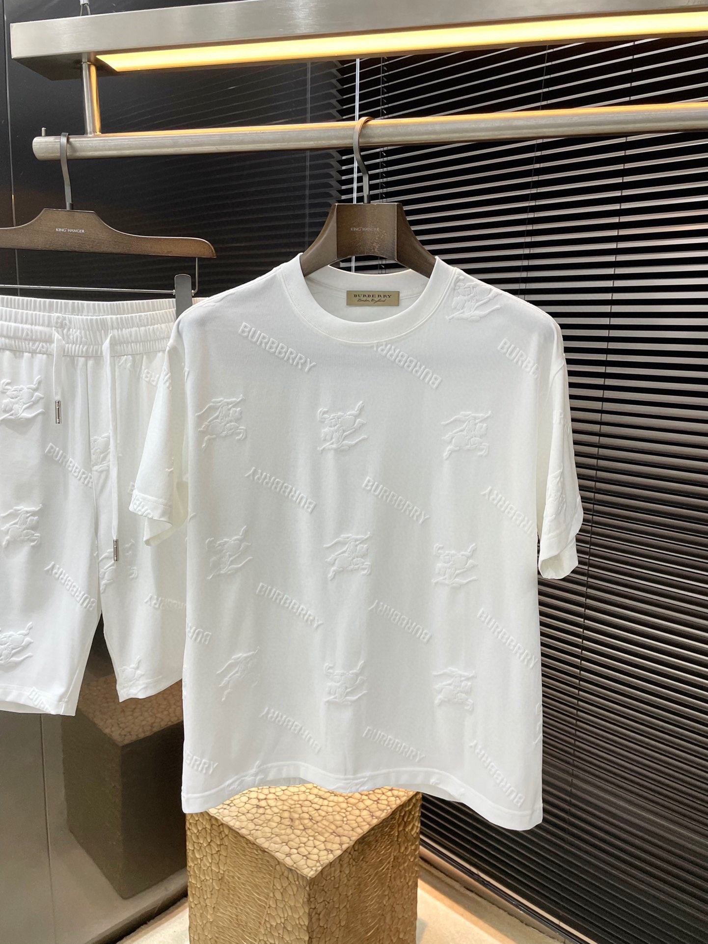 NO:501007,A set of P Burb- (Babao) is a big recommendation!  New spring products, full of accent, very good-looking, super stylish, definitely a powerful tool to attract resurgence!  Fashionable and trendy suit. It uses imported mercerized cotton fabric, with good comfort and exquisite turning!  A casual and handsome European and American tone!  Smooth and neat, with a crisp and stylish upper body, fashionable and handsome, and a full-size handsome image!  Size M-3XL, burberry, burberry, alexander wang19860909一套不拆卖P  Burb-（巴宝）重磅推荐！春季新品 十足腔调 上身非常的赞 超有型 绝对是吸引回头率的利器！时尚潮流套装.采用进口丝光棉面料,舒适度好,车工精湛！随性帅气的欧美调调！流畅利落 上身挺括有型,时尚又帅气,十足的型男形象！尺码 M-3XL,,burberry,burberry,alexander wang,Men's clothing